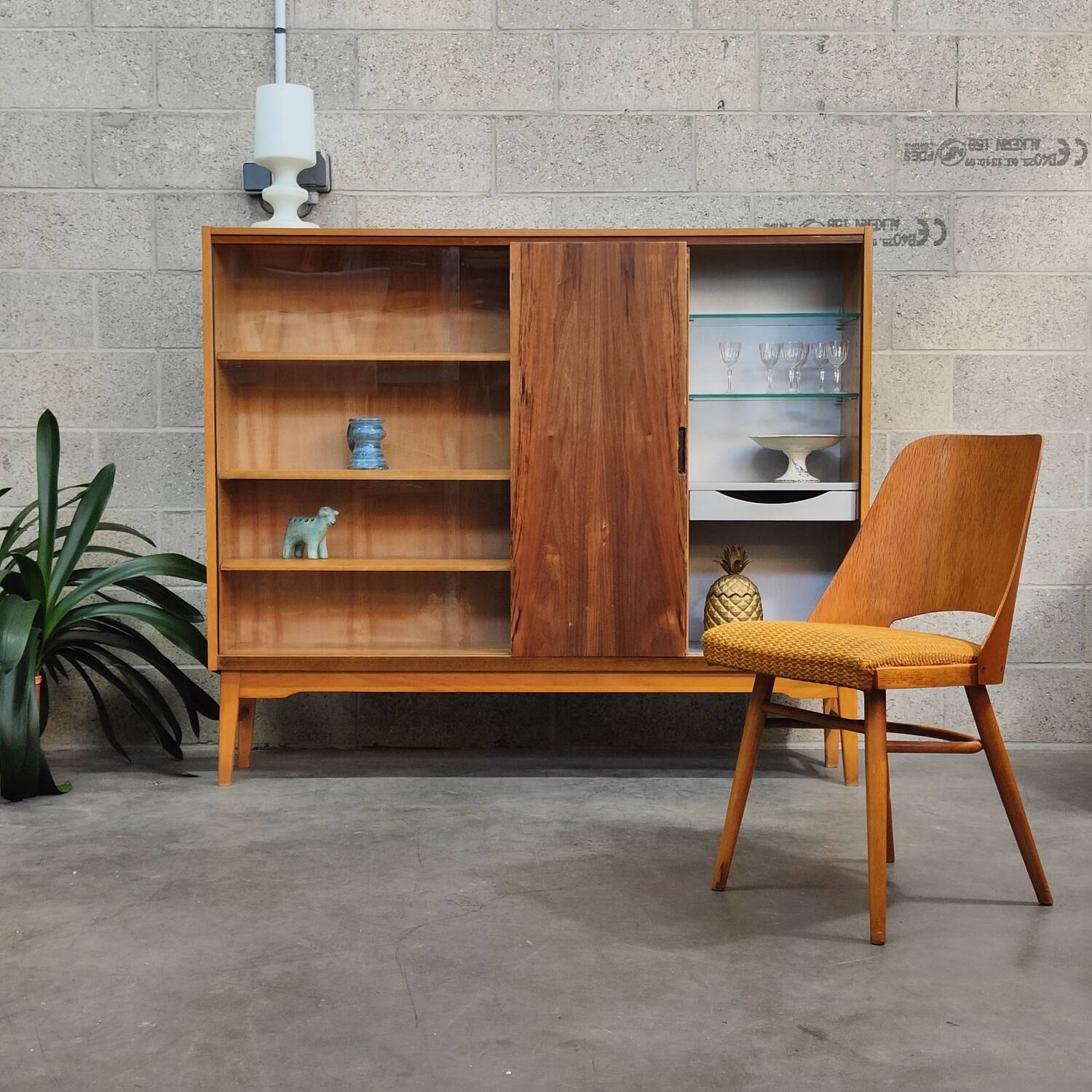 Bibliothèque vitrée Interier Praha Jiri Jiroutek 1960