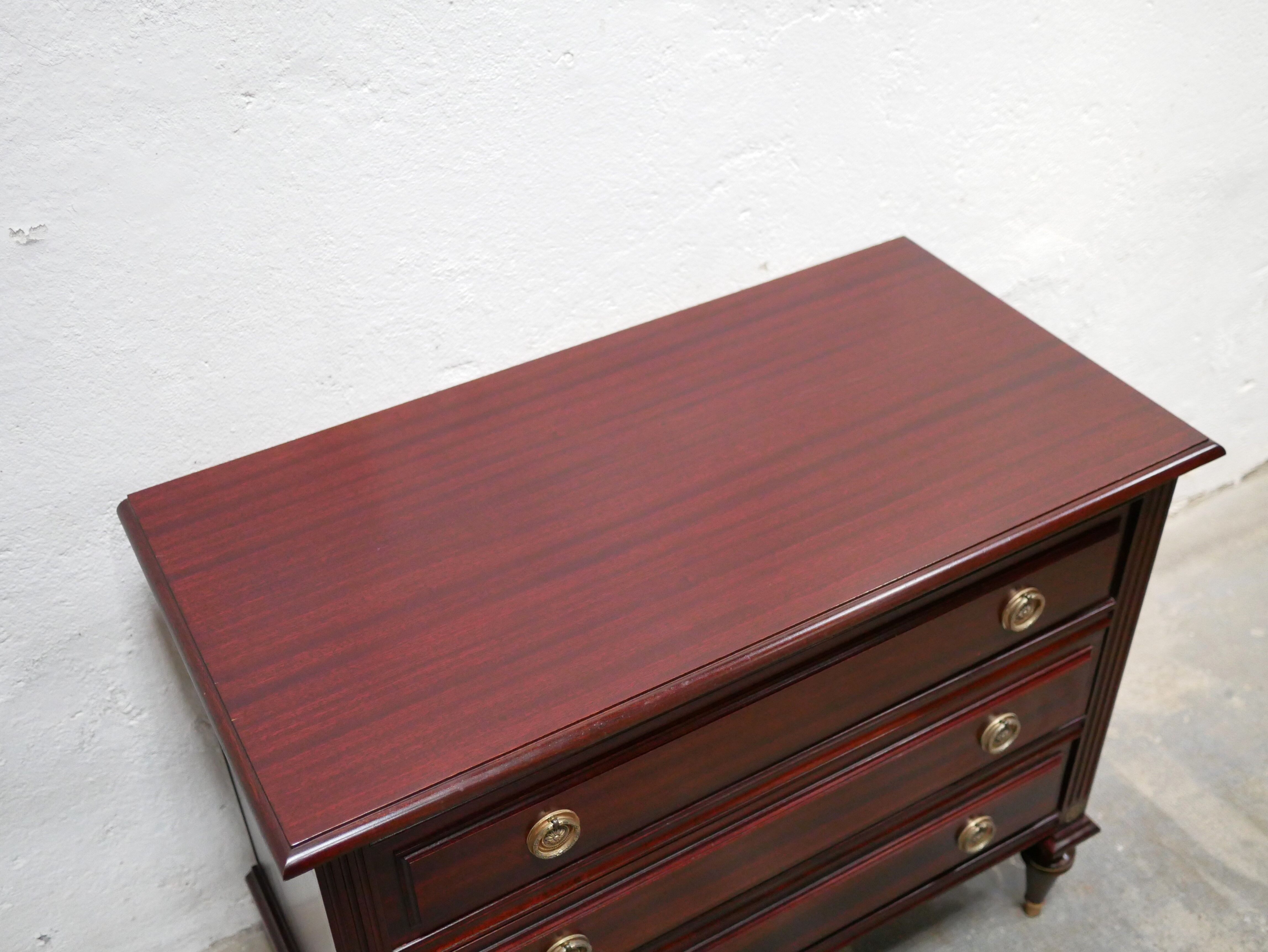 Commode ancienne en bois de style Louis XVI