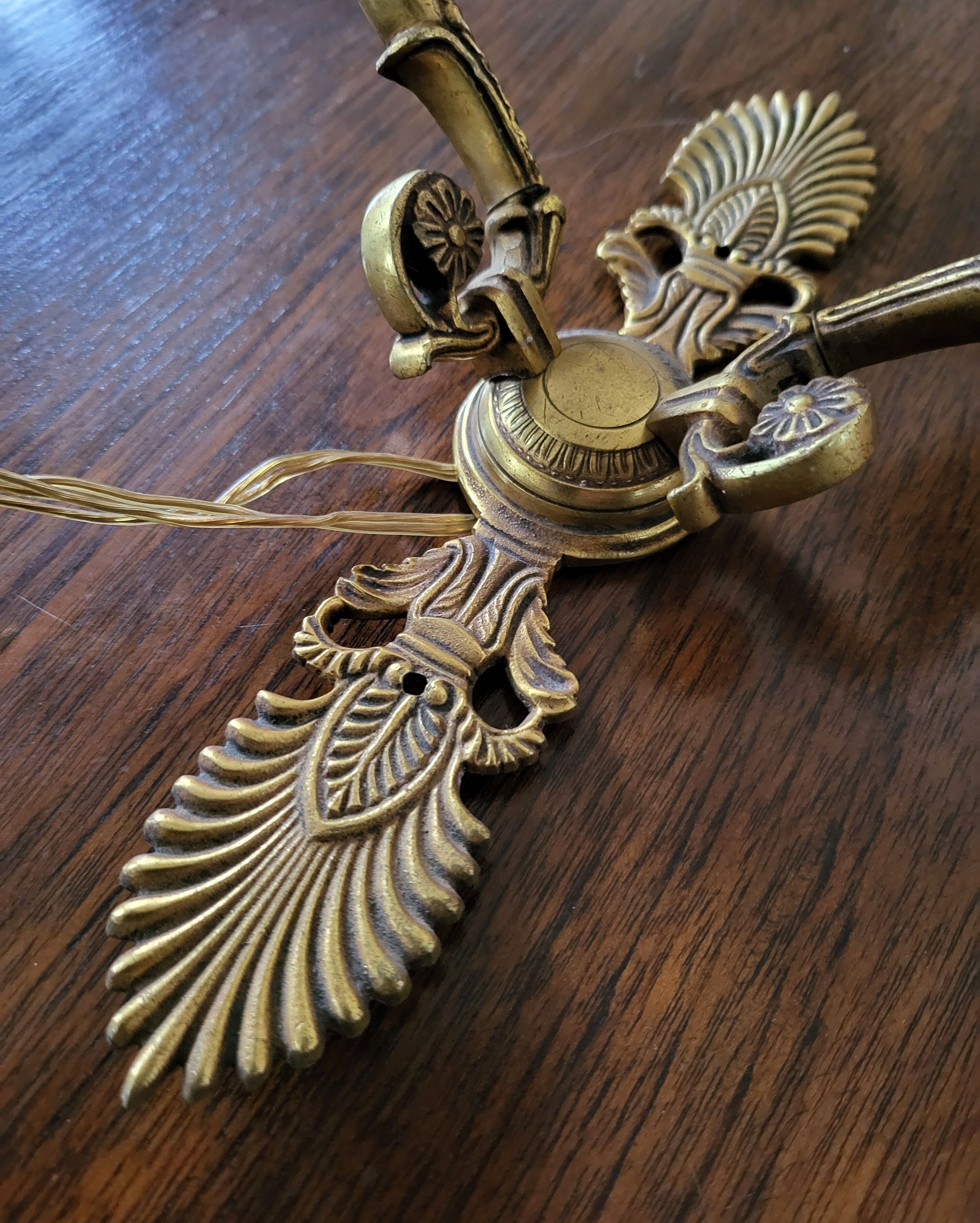 Paire d'appliques en bronze ciselé décor de palmettes