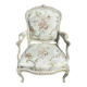 Fauteuil en bois banc et tissu fleuri