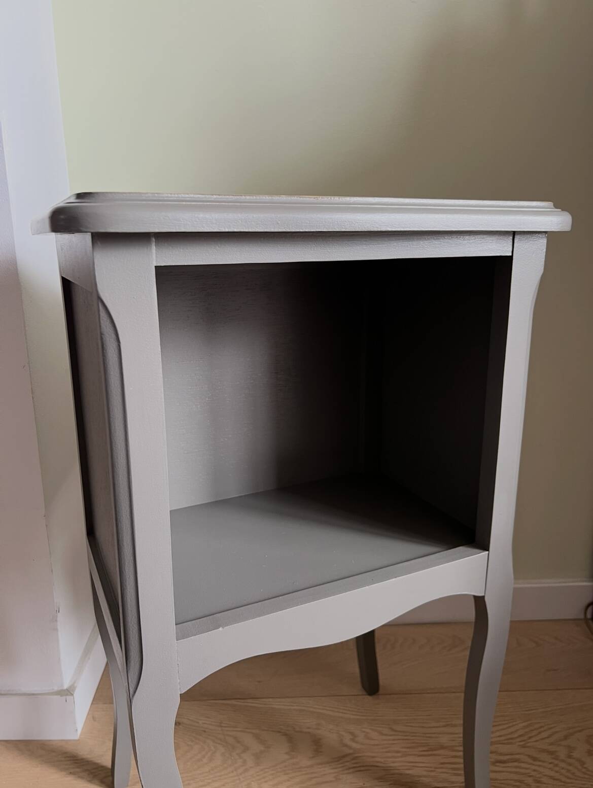 Petite table d'appoint unique en bois rénovée - style campagne chic