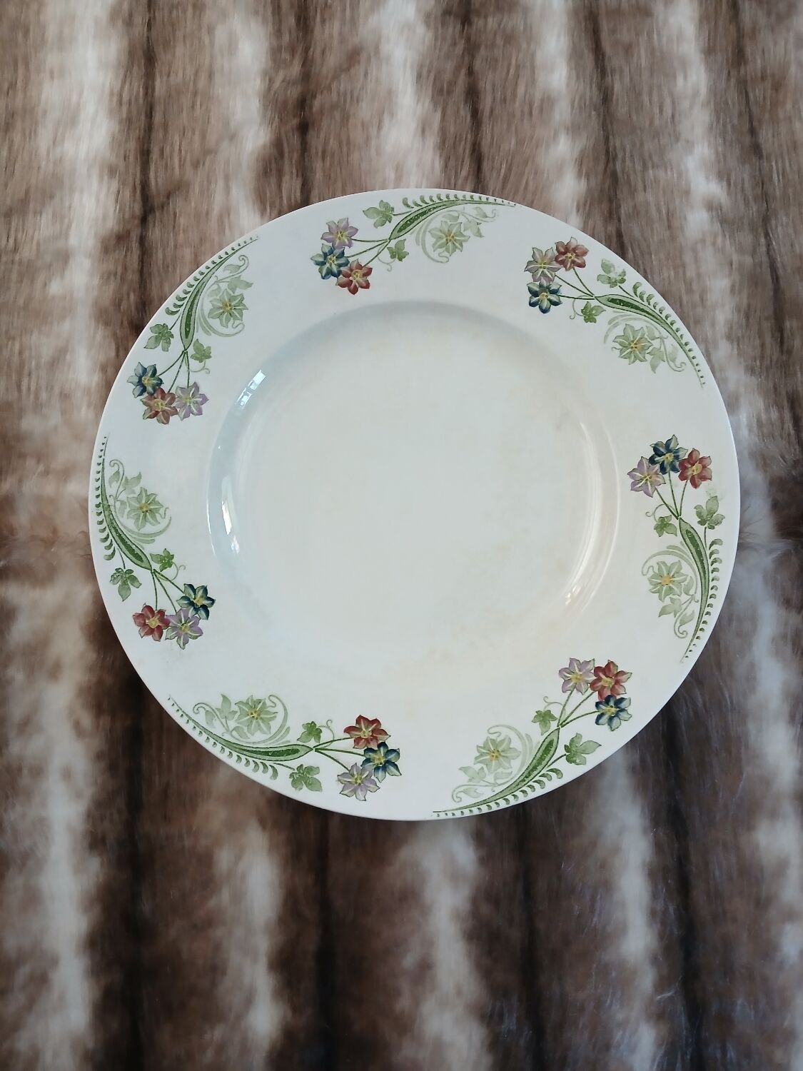 23 assiettes + plat anciens U&C Sarreguemines