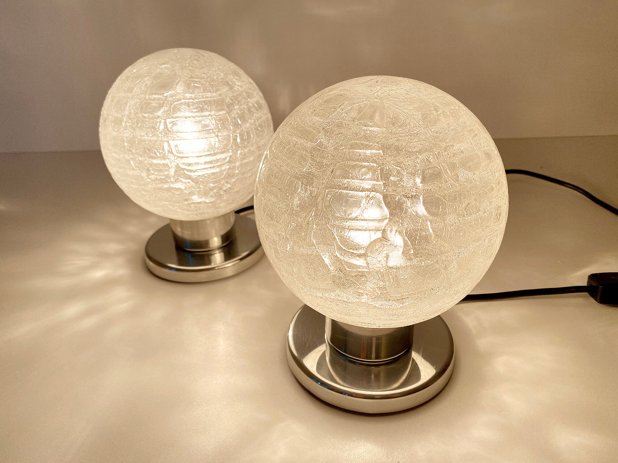 Paire de lampes de table vintage, verre structuré soufflé et chrome, annees 70