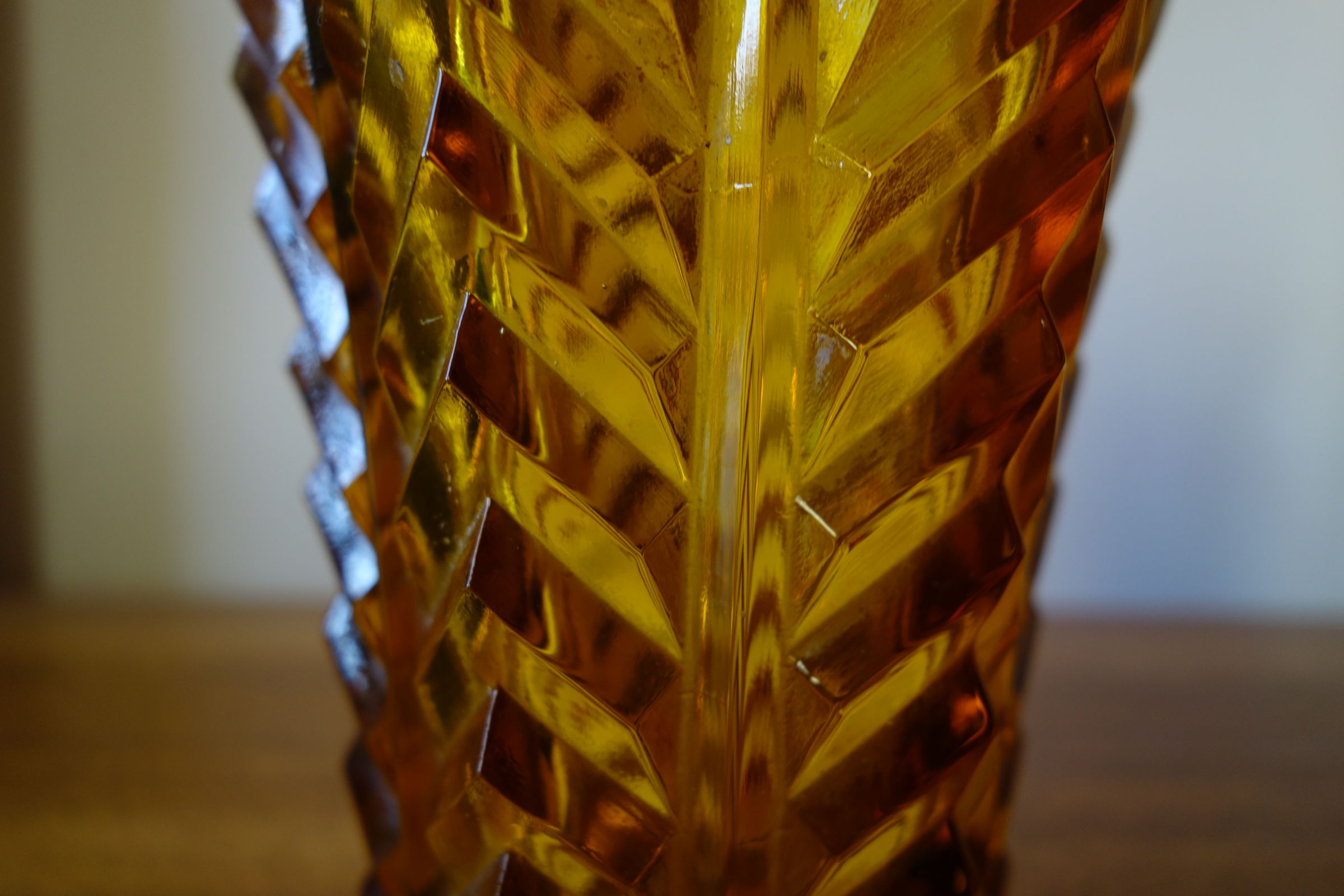 Vase art deco hexagonal en verre ambré 20ème
