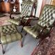 Fauteuil et repose pied - style chesterfield