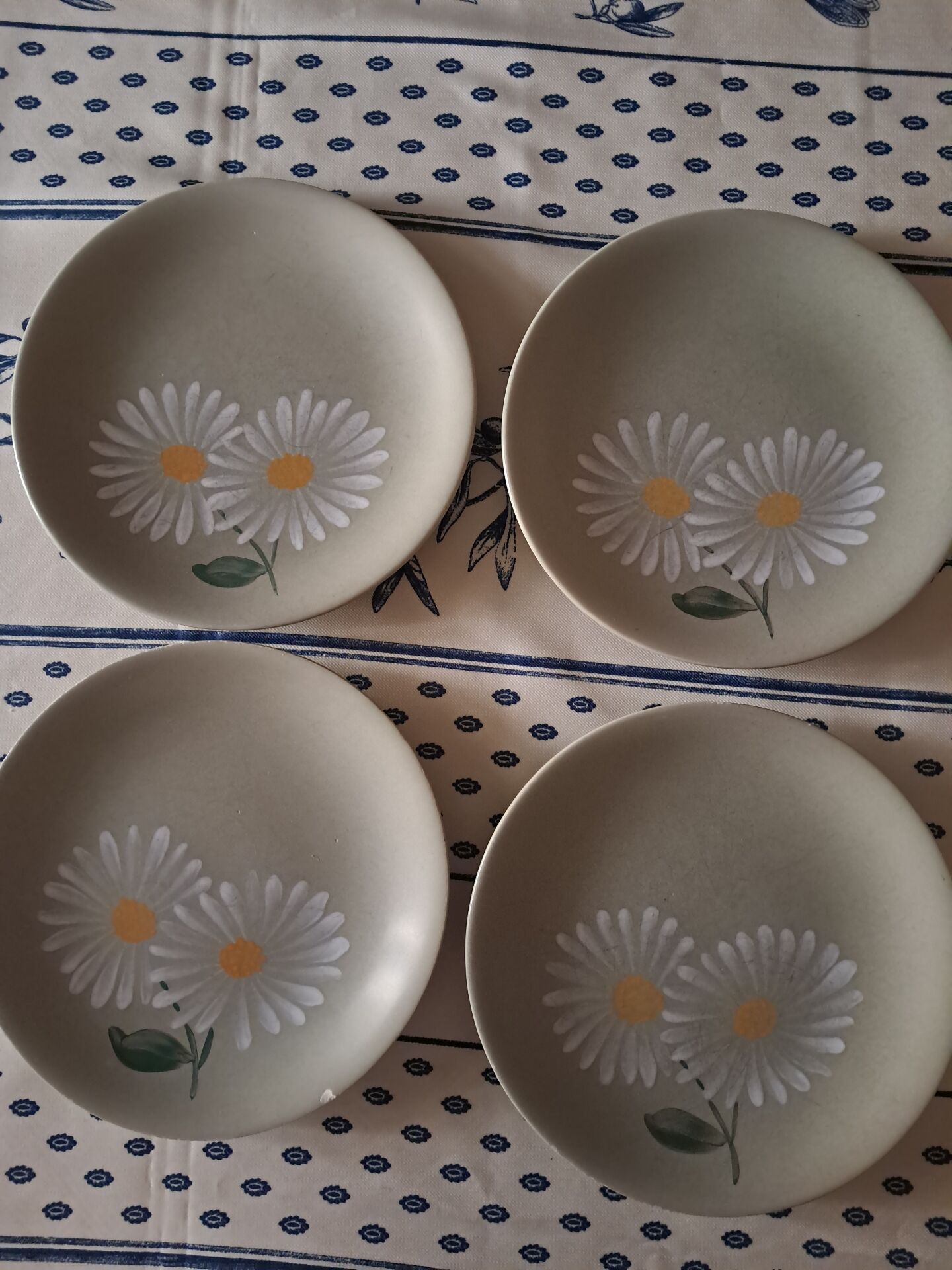 4 vintage Longchamp dinner plates