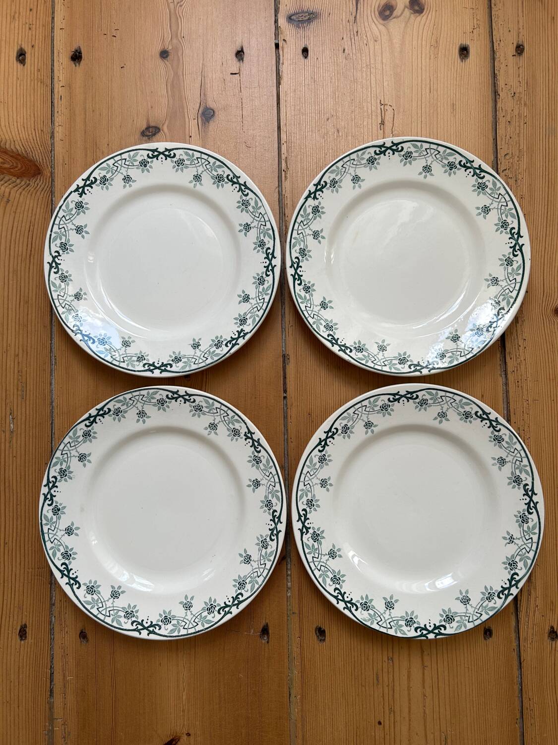 Set of 4 antique flat plates “Terre de Fer”