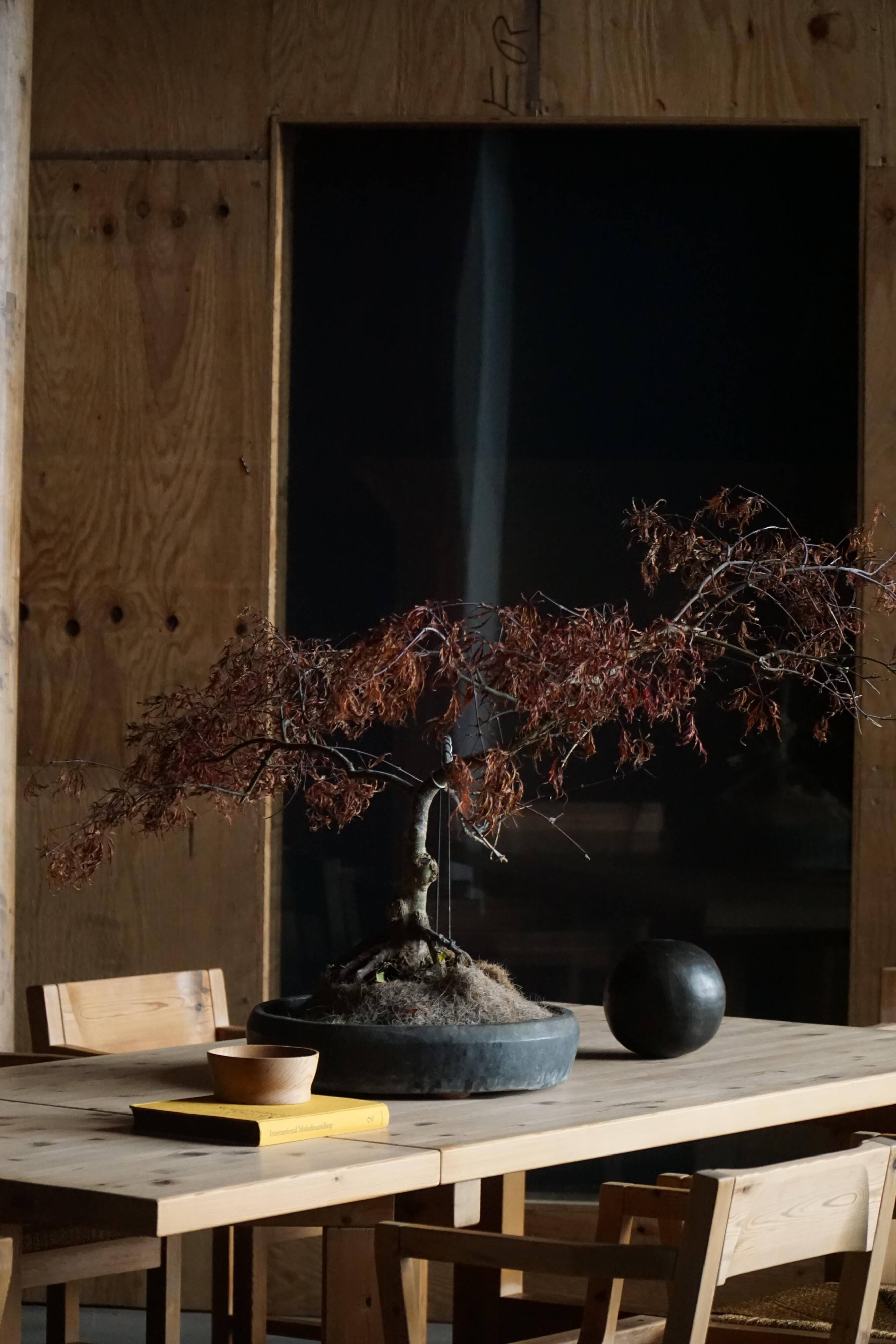Modern Danish brutalist extendable dining table in pine, Tage Poulsen, 1970s.