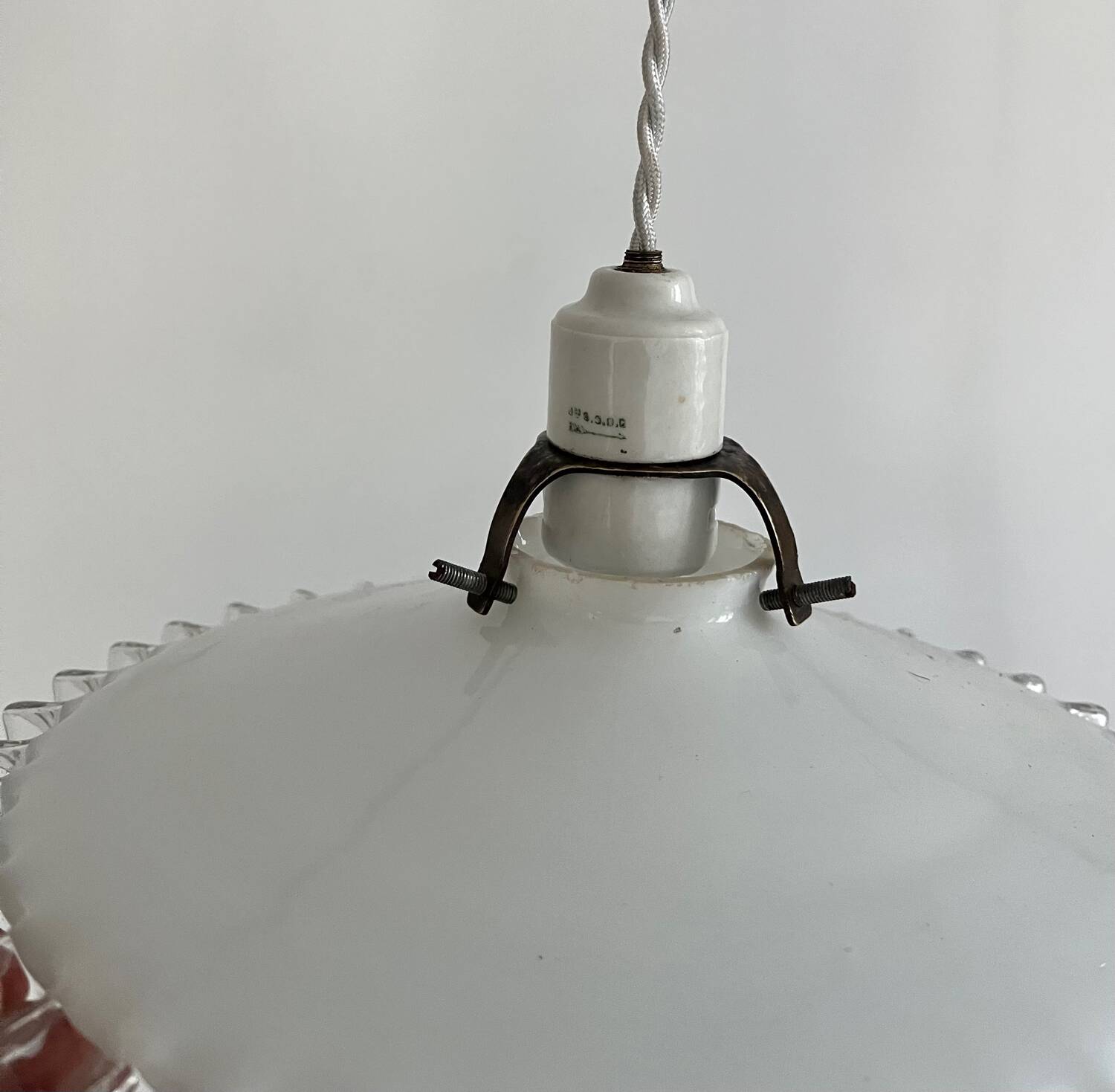 Suspension ancienne en opaline et porcelaine