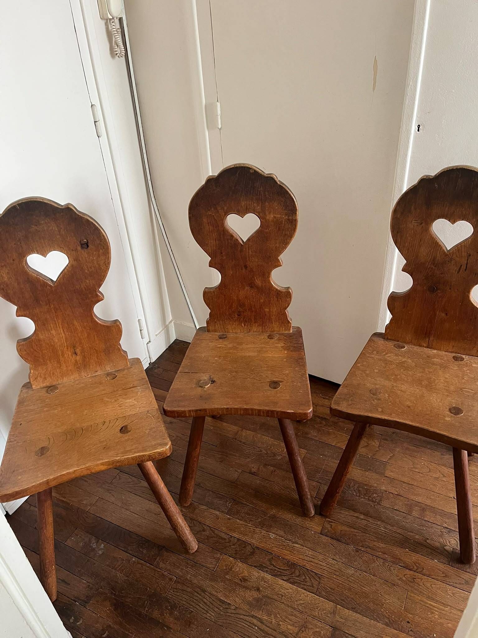 3 chaises brutalistes