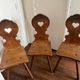 3 chaises brutalistes