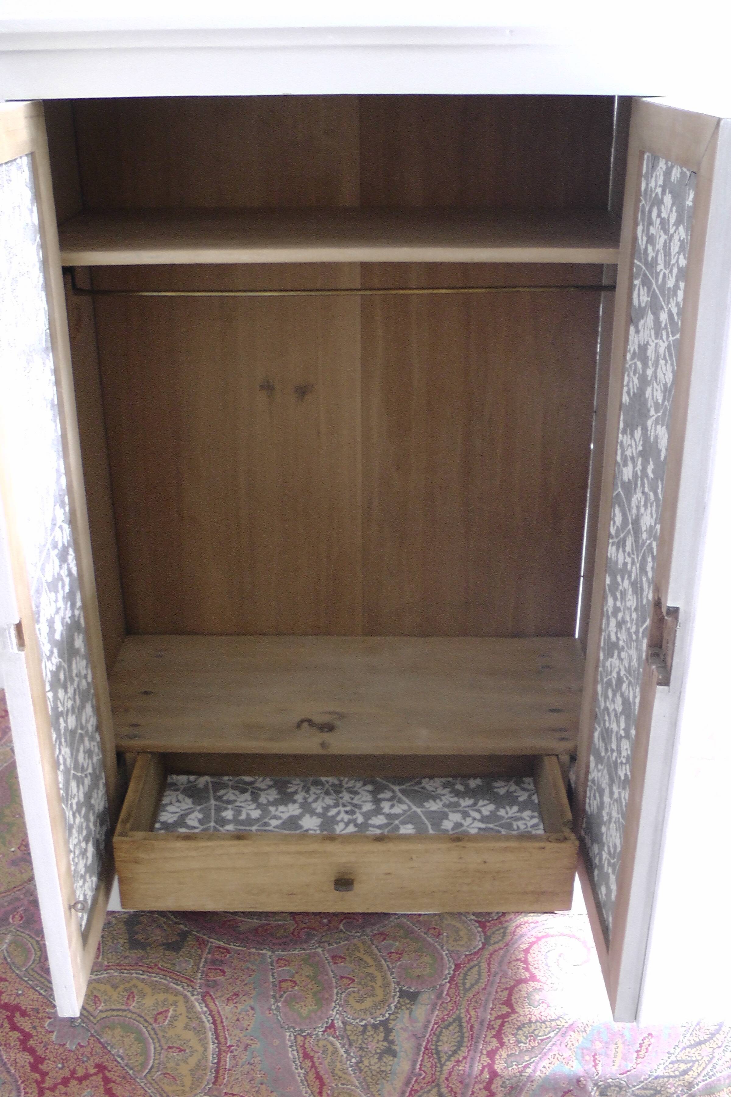 Wall cabinet with mirror