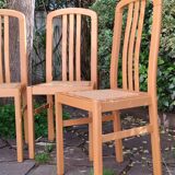 Chaises en bois et cannage