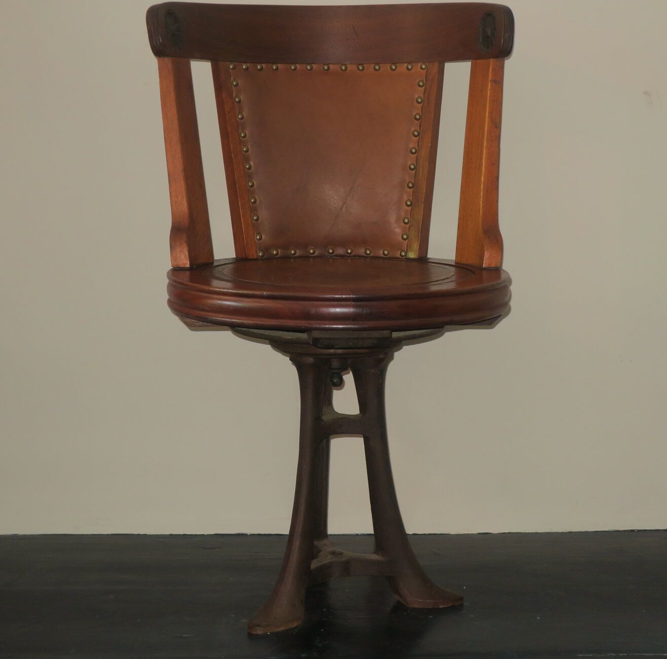 Chaise de bureau rotative nautique antique en teck, fer et cuir