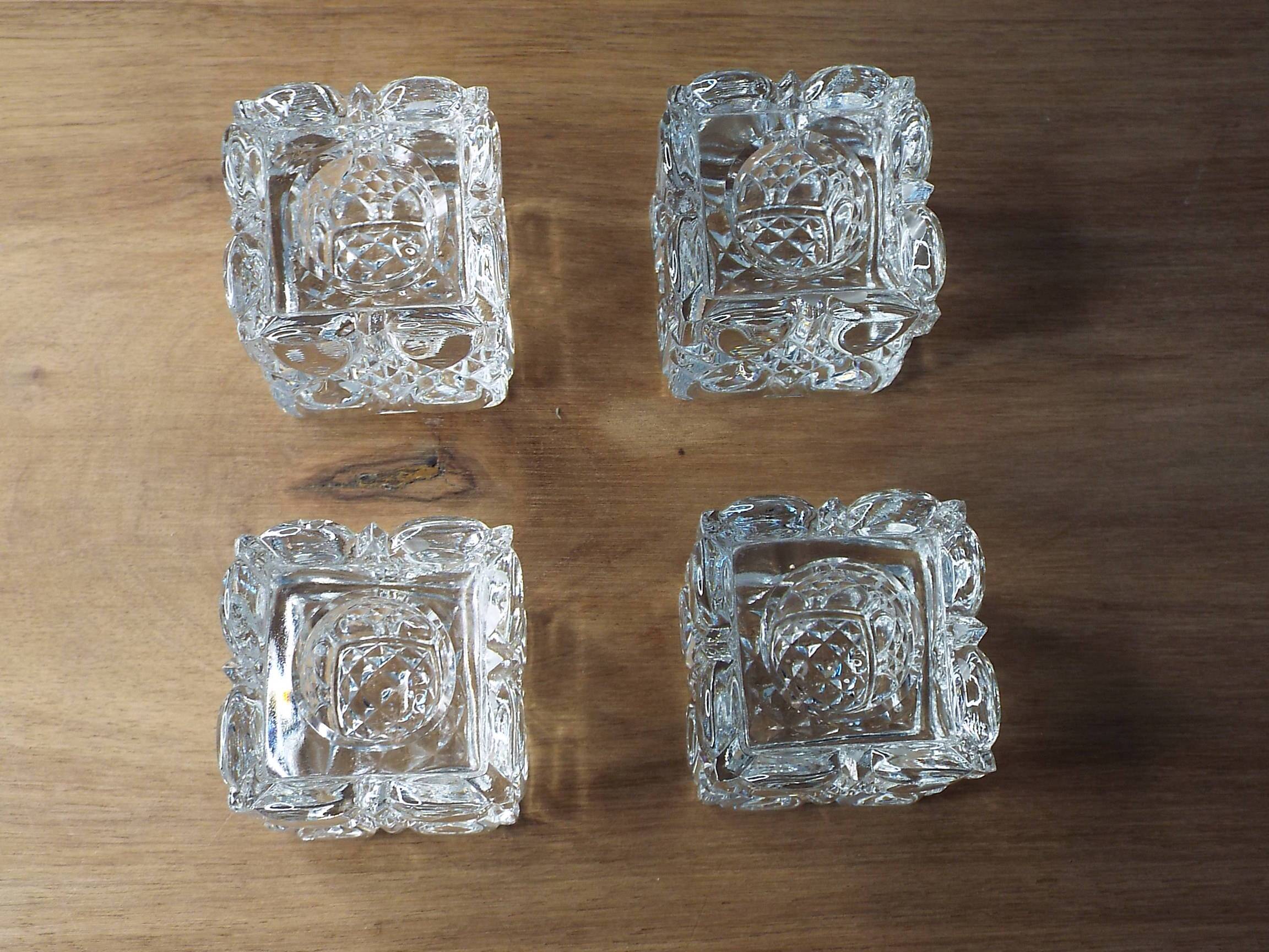 4 bougeoirs en verre ciselé