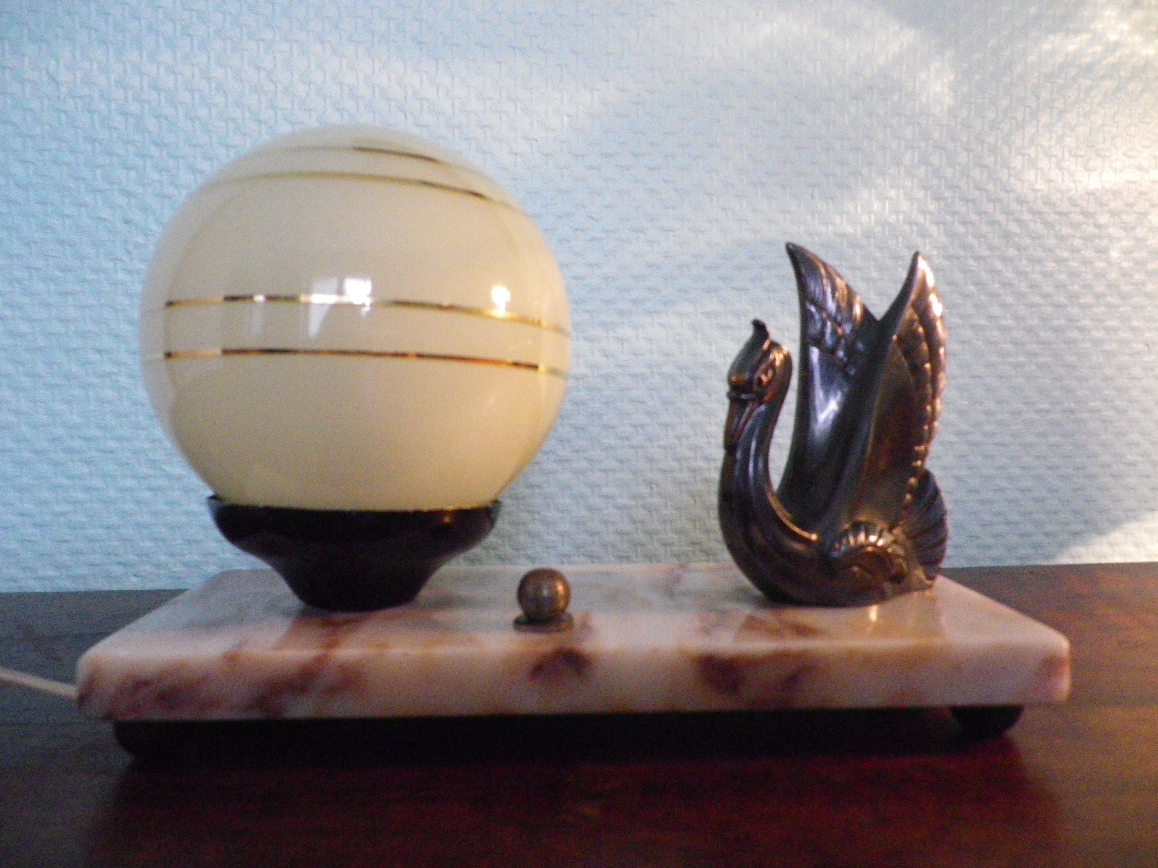 Art deco table lamp 1920/1940, marble, opaline, regulated swan