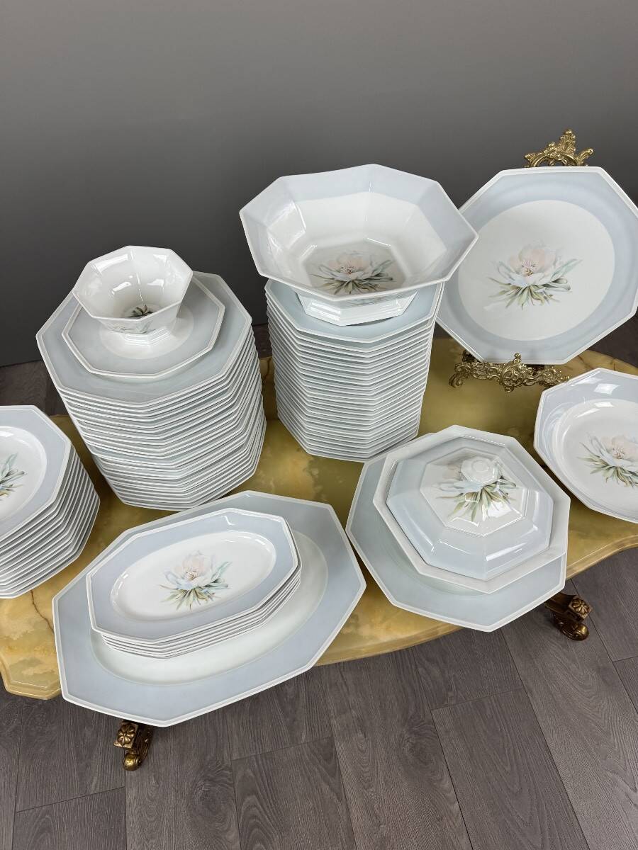 Important Limoges porcelain table service, 71 pieces, 20th century.