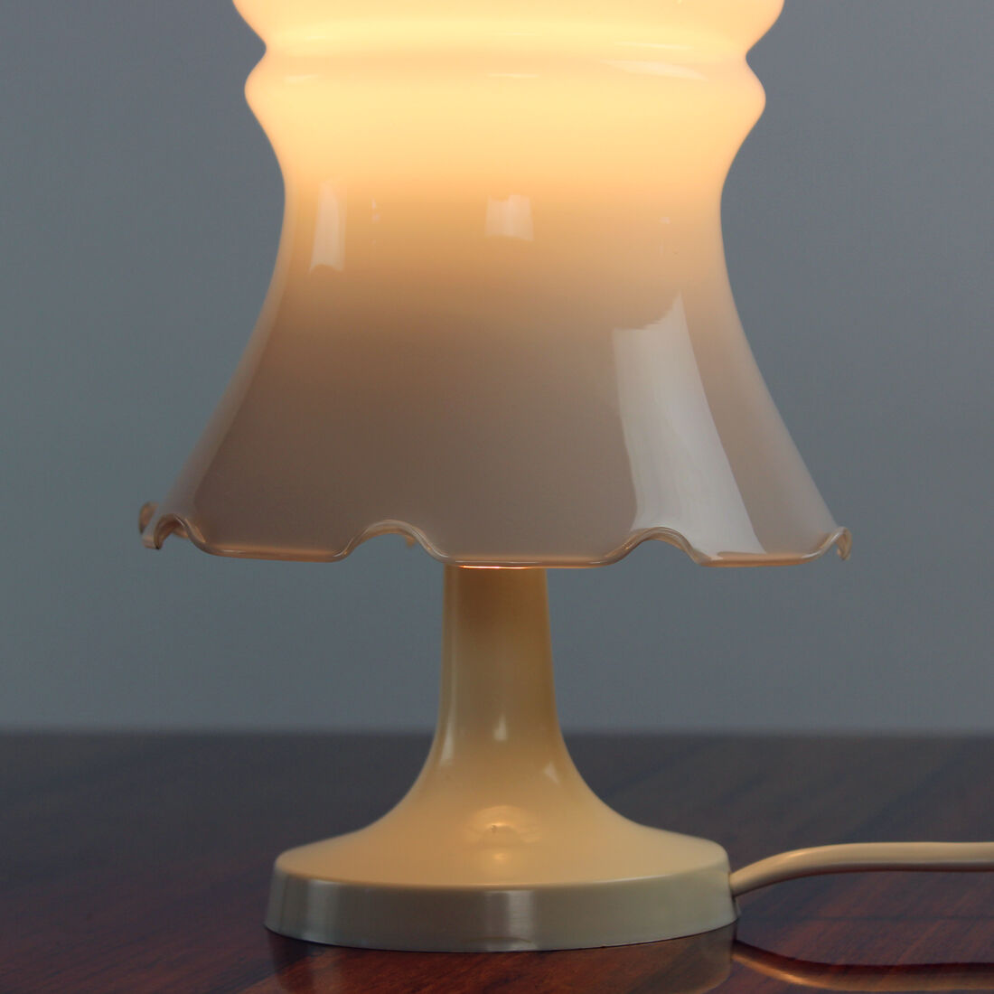 Lampe de table en verre opalin blanc, Opp Jihlava, Tchécoslovaquie années 1960