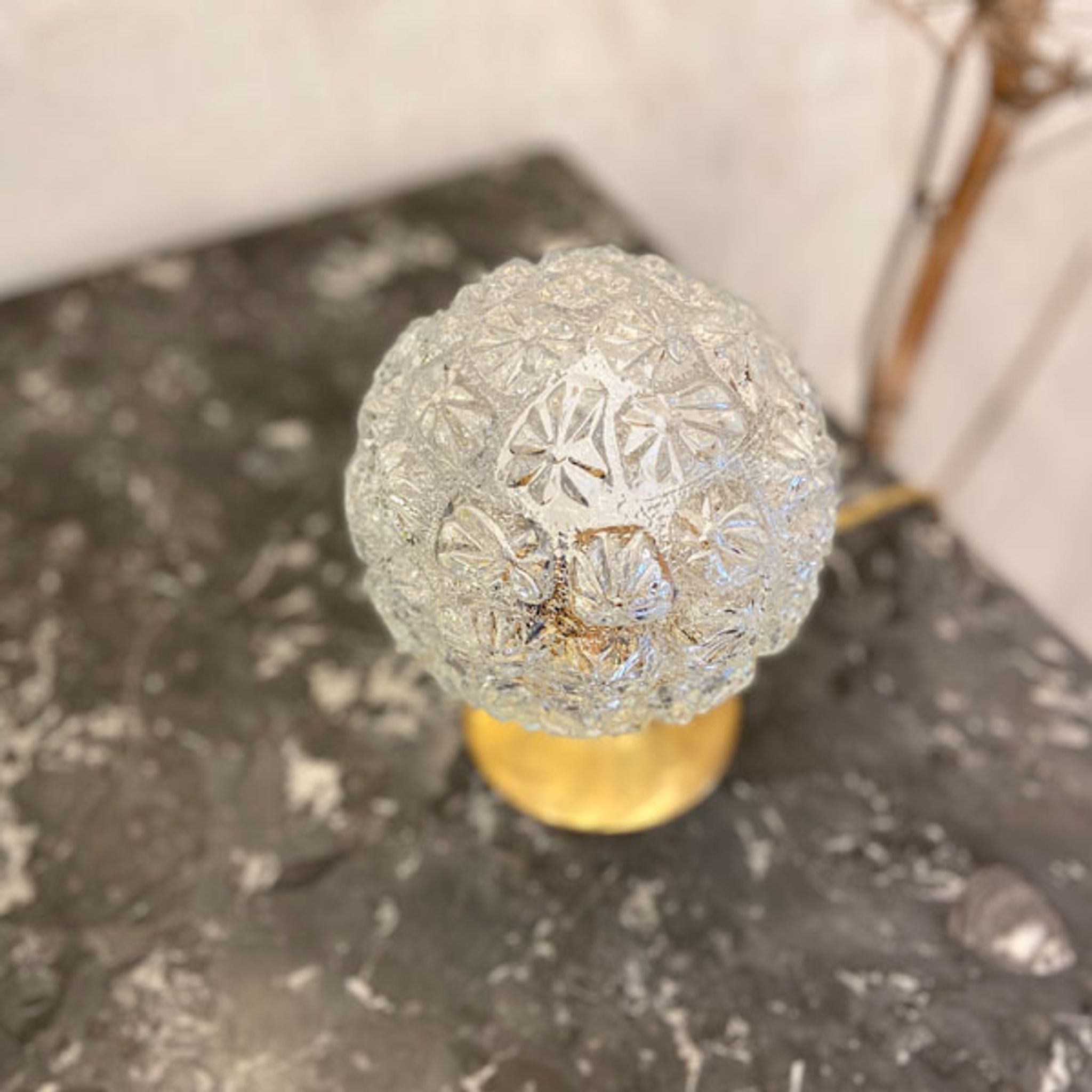Lampe globe “fleur” en verre
