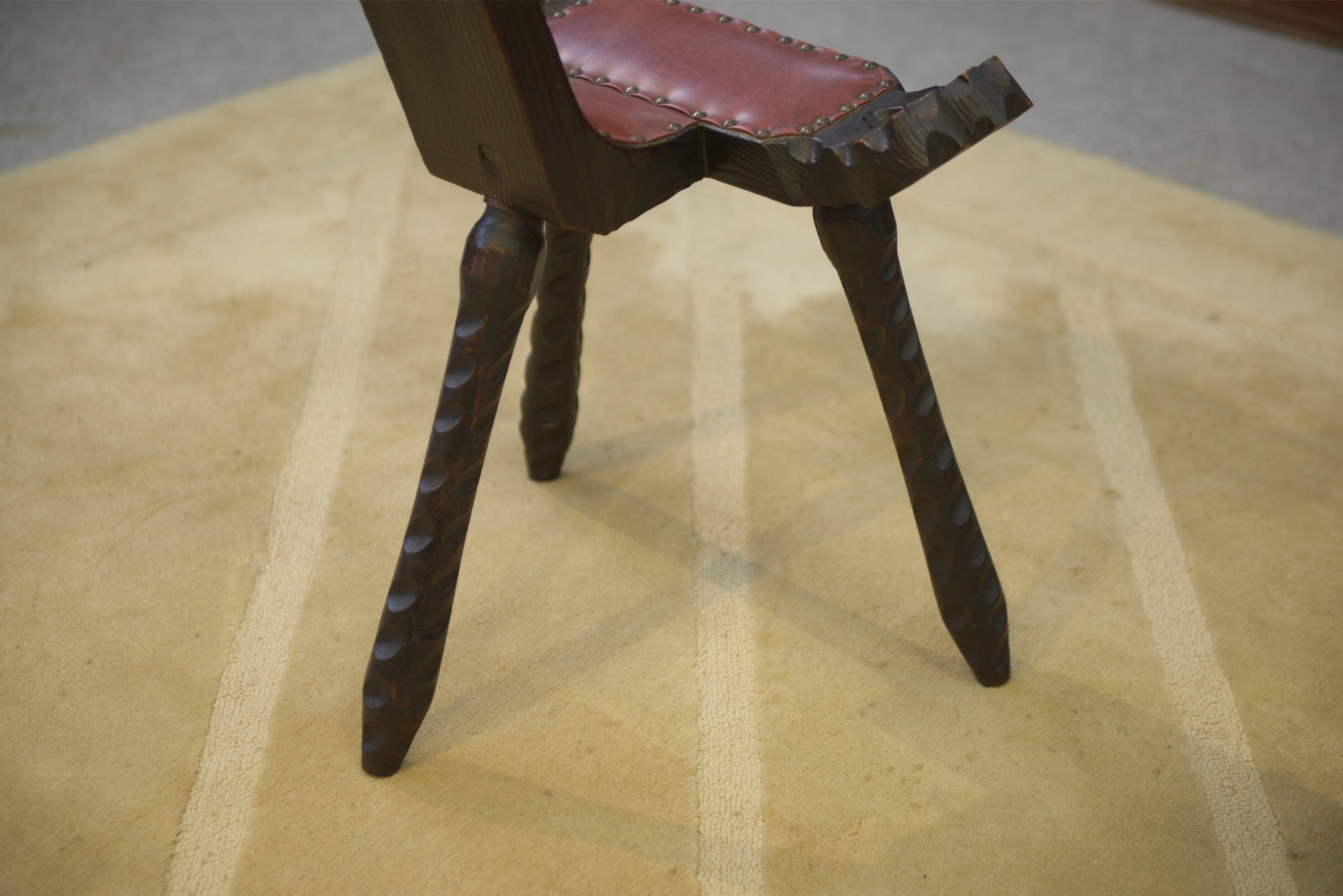 Paire de tabourets tripodes brutalistes en pin 1950’s
