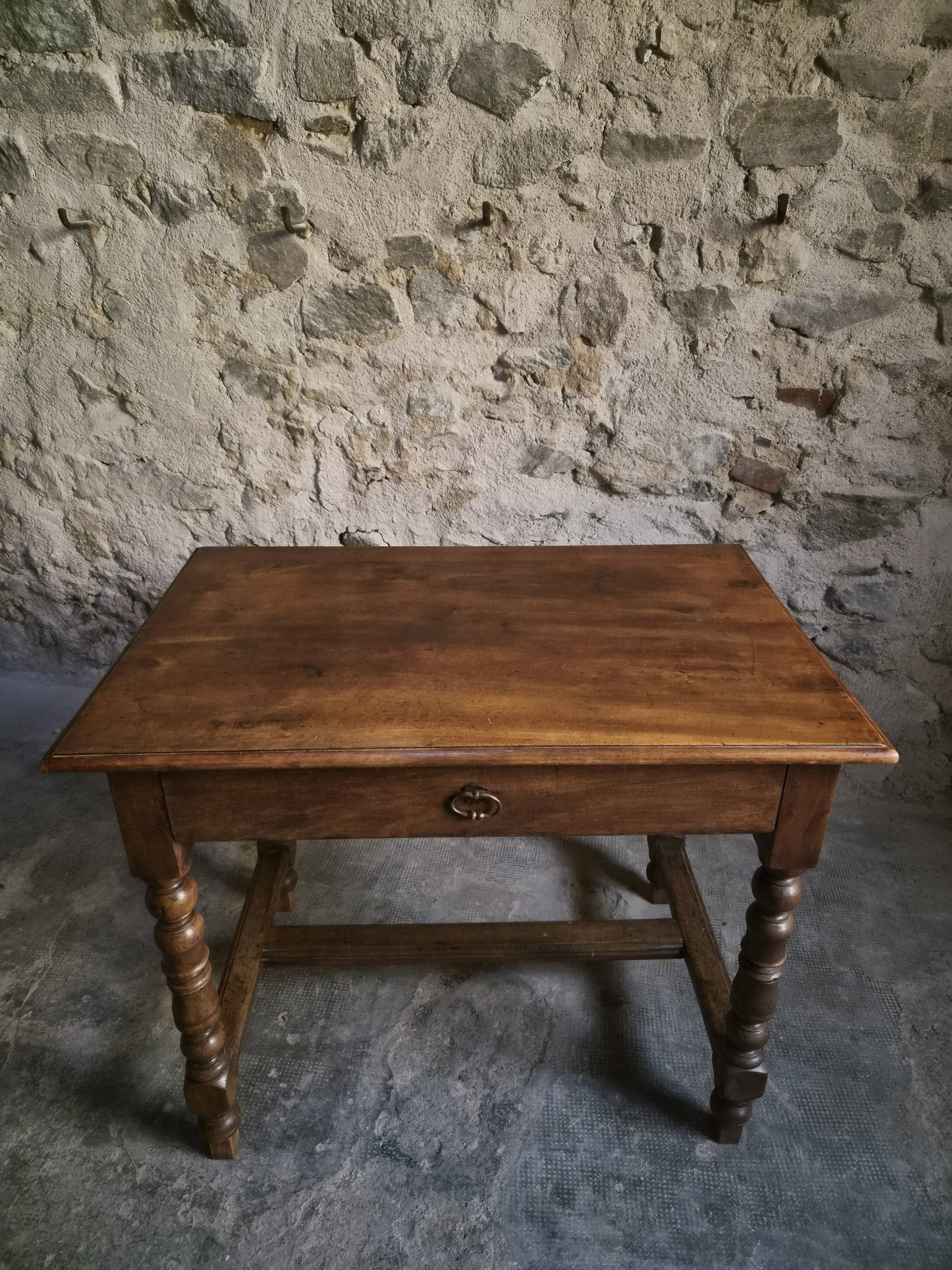 Table d'écriture française ancienne en noyer, bureau du XVIIIe siècle avec tiroir, vers 1750–1800