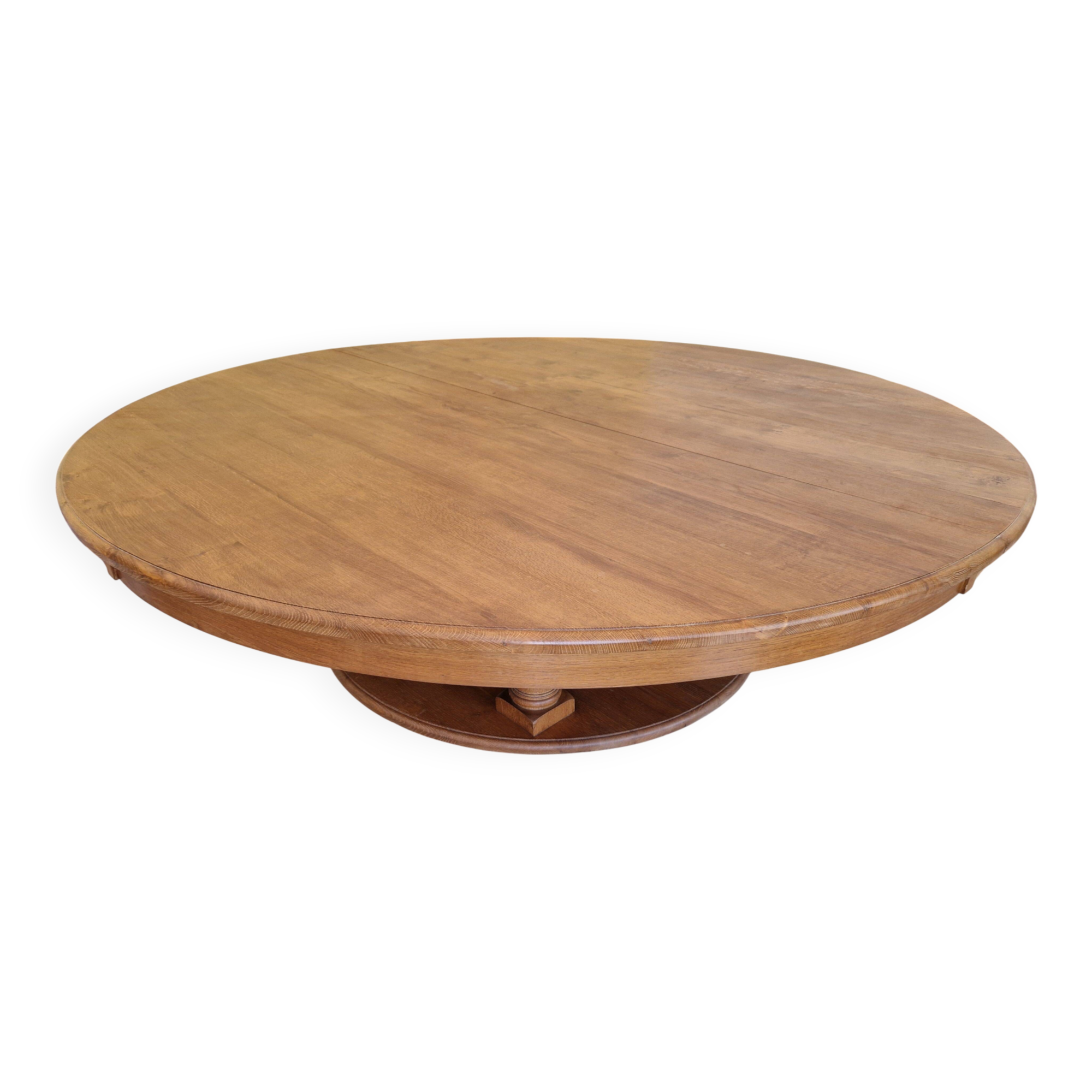 Une table ronde d’ébéniste aux dimensions et à la robustesse hors du commun