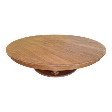 Une table ronde d’ébéniste aux dimensions et à la robustesse hors du commun