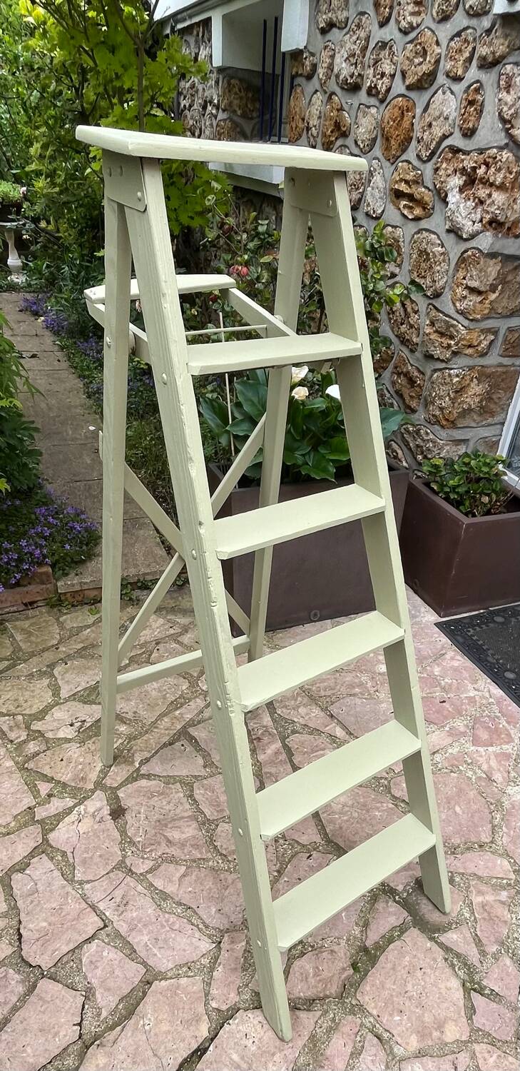 Wooden painter's stepladder