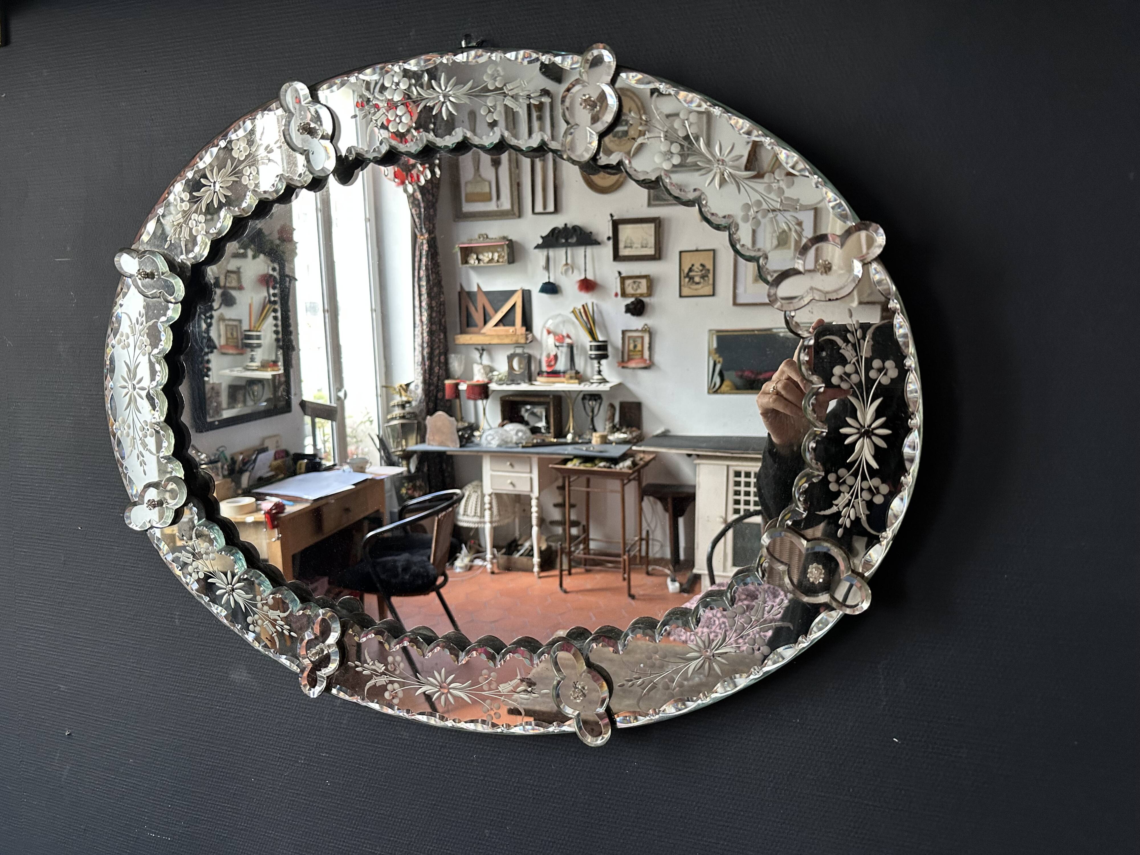 Antique oval Venetian mirror in engraved glass, Murano early 20th century.