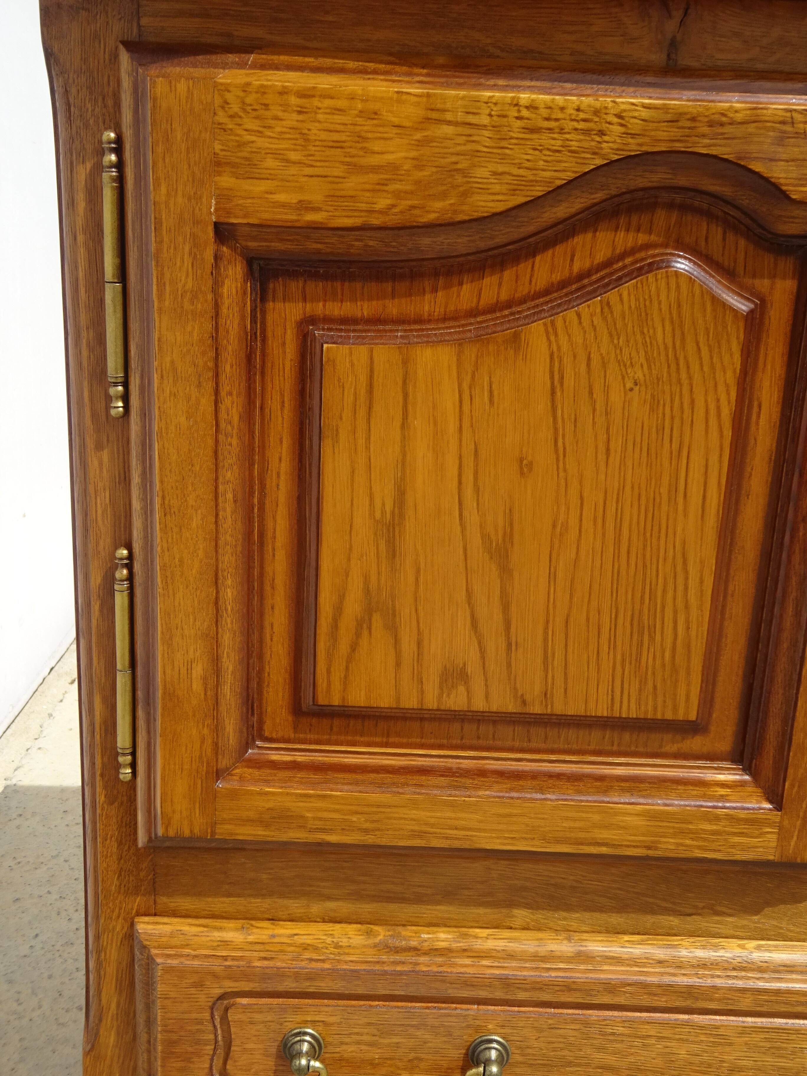 Oak TV unit with a rotating top