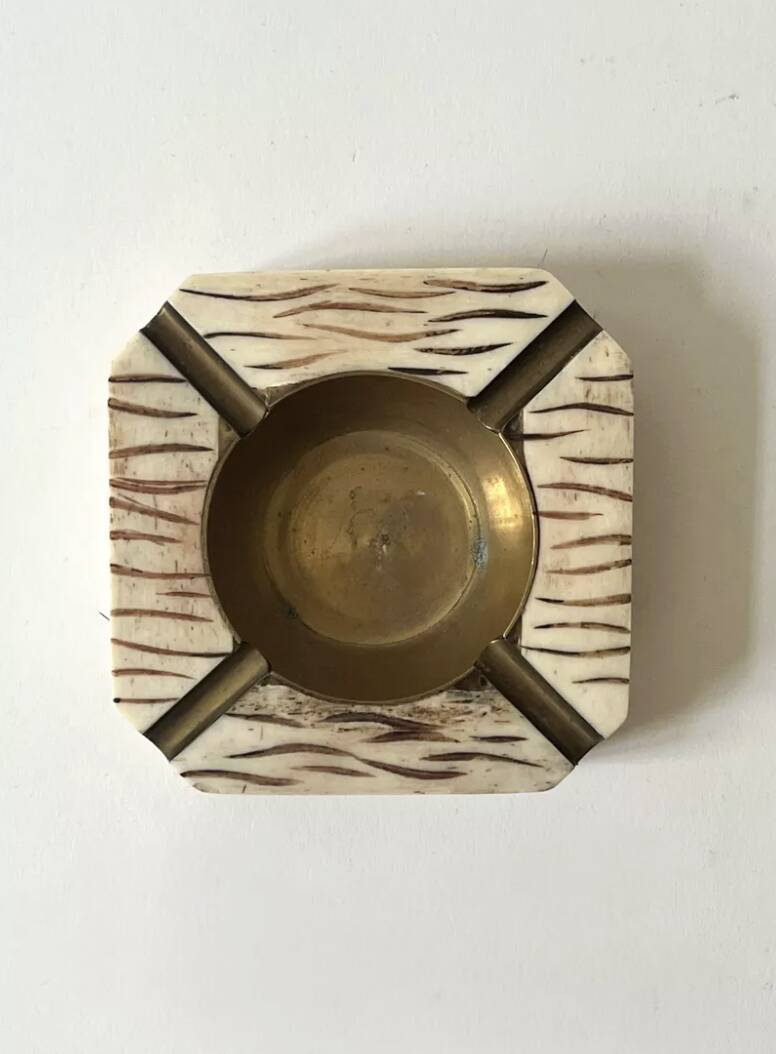Italian ashtray in ivory zebra resin and brass, 1970s design.