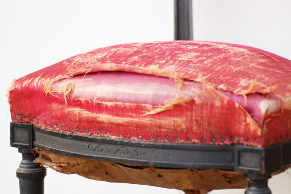 Paire de chaises anciennes en bois noir et assise rouge.