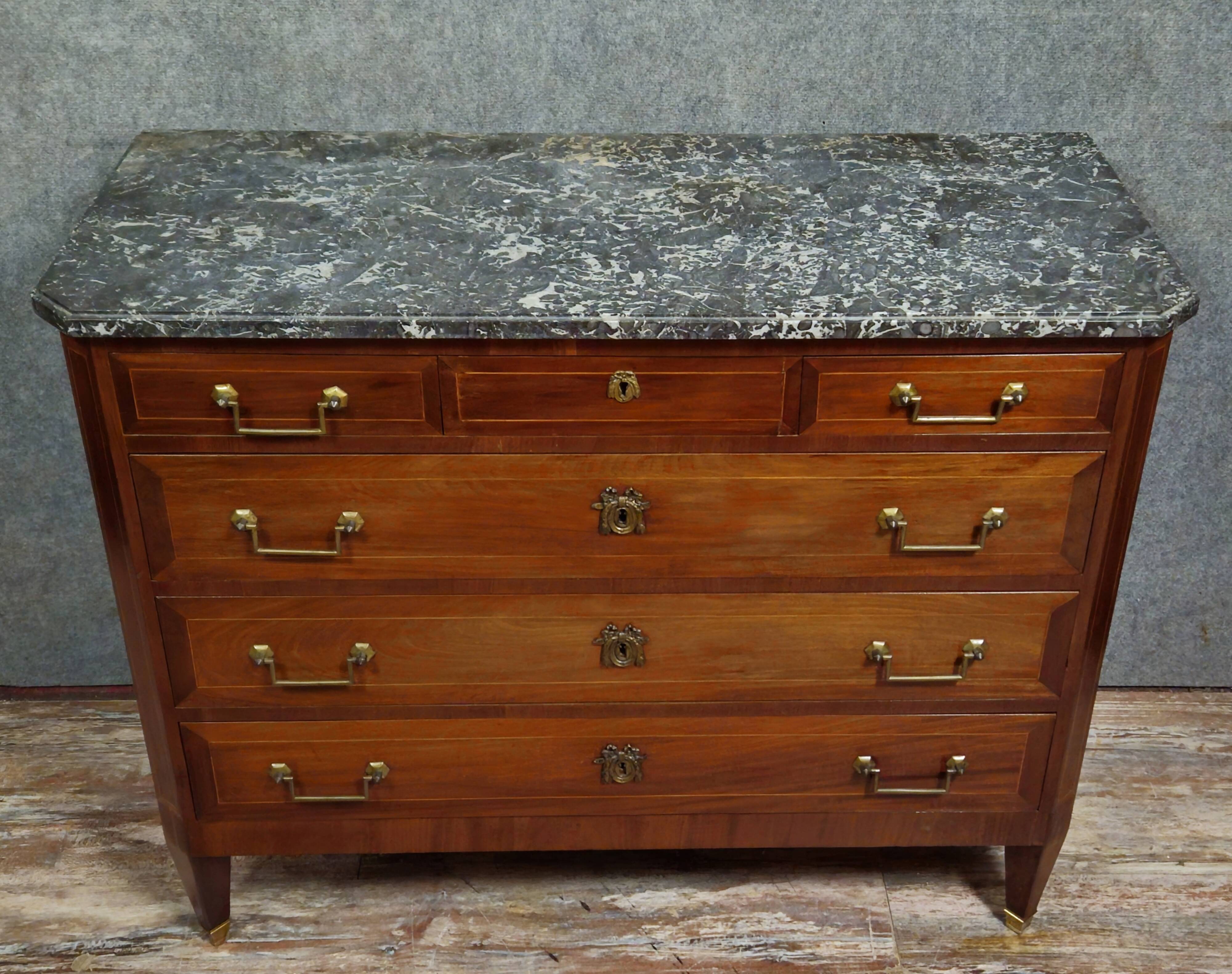 Commode ancienne époque Louis XVI en acajou et filets avec plateau marbre