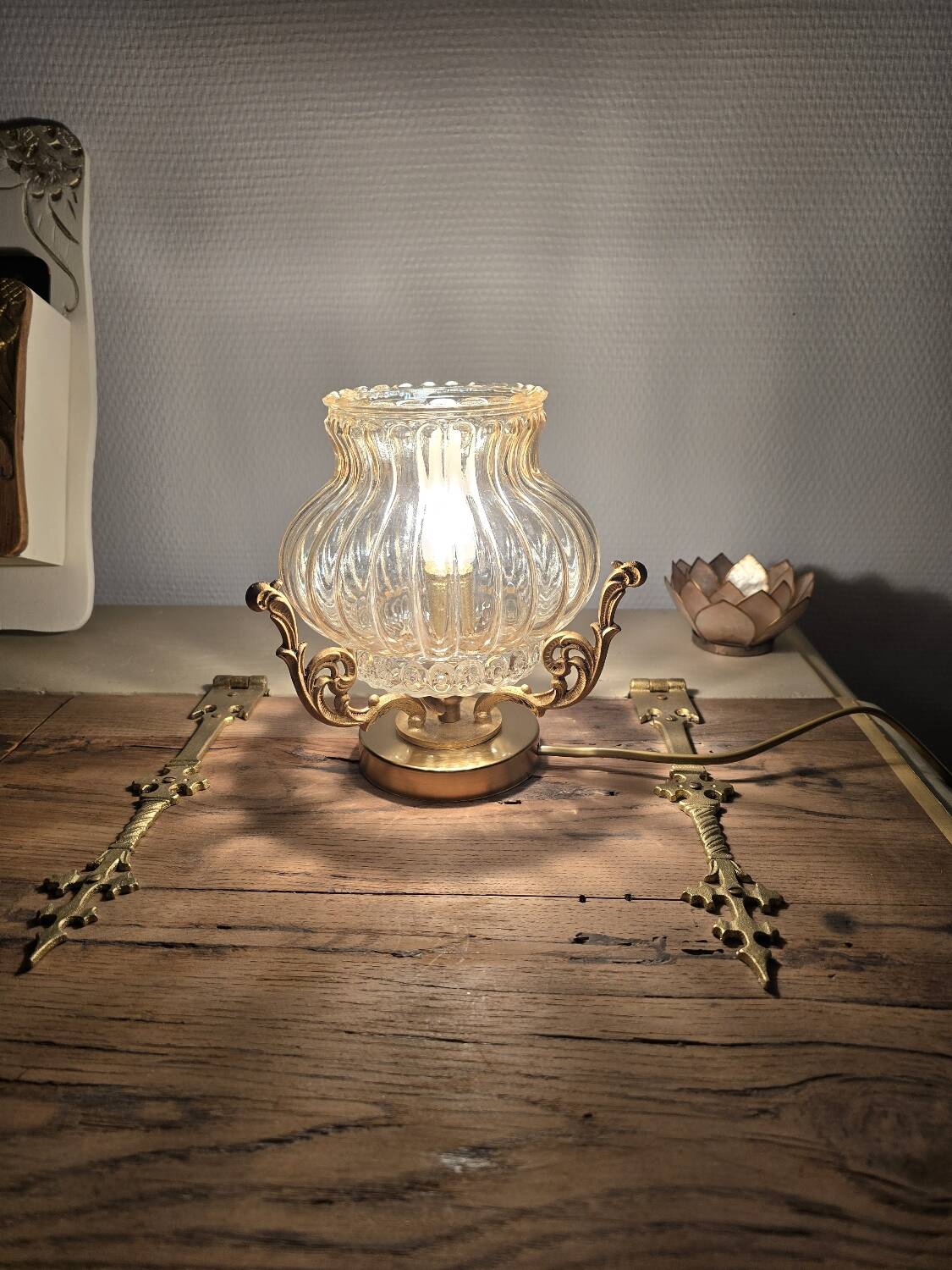 Lampe à poser aux pied dorés en forme coupole et globe style Tynell