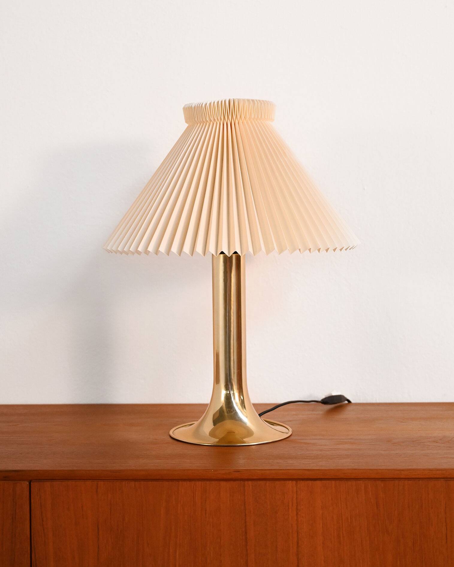 Danish HEMI table lamp from the 1960s with gilded metal structure and ivory