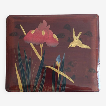 Boîte ancienne en bois laqué à décor d'un oiseau et d'u massif d'iris. Chine ou Japon ?