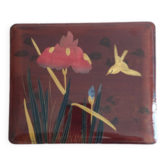 Boîte ancienne en bois laqué à décor d'un oiseau et d'u massif d'iris. Chine ou Japon ?