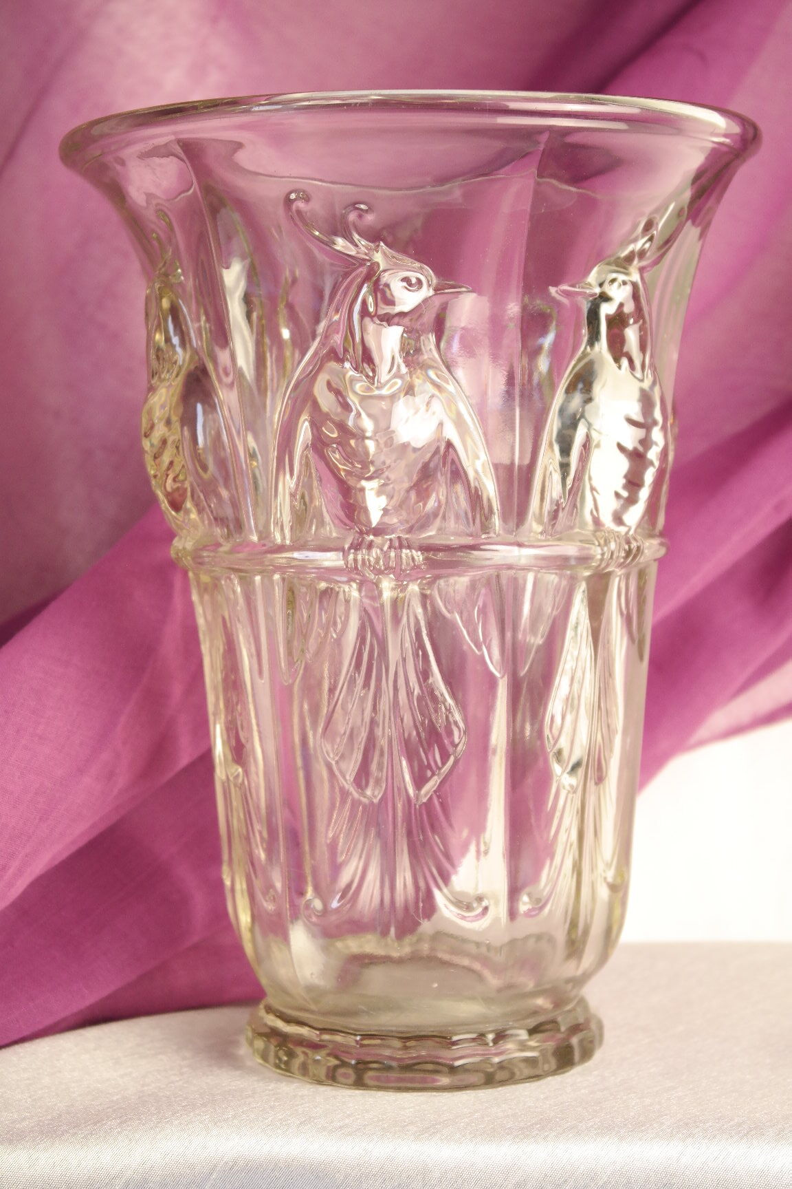 Vase with parakeets in art deco glass