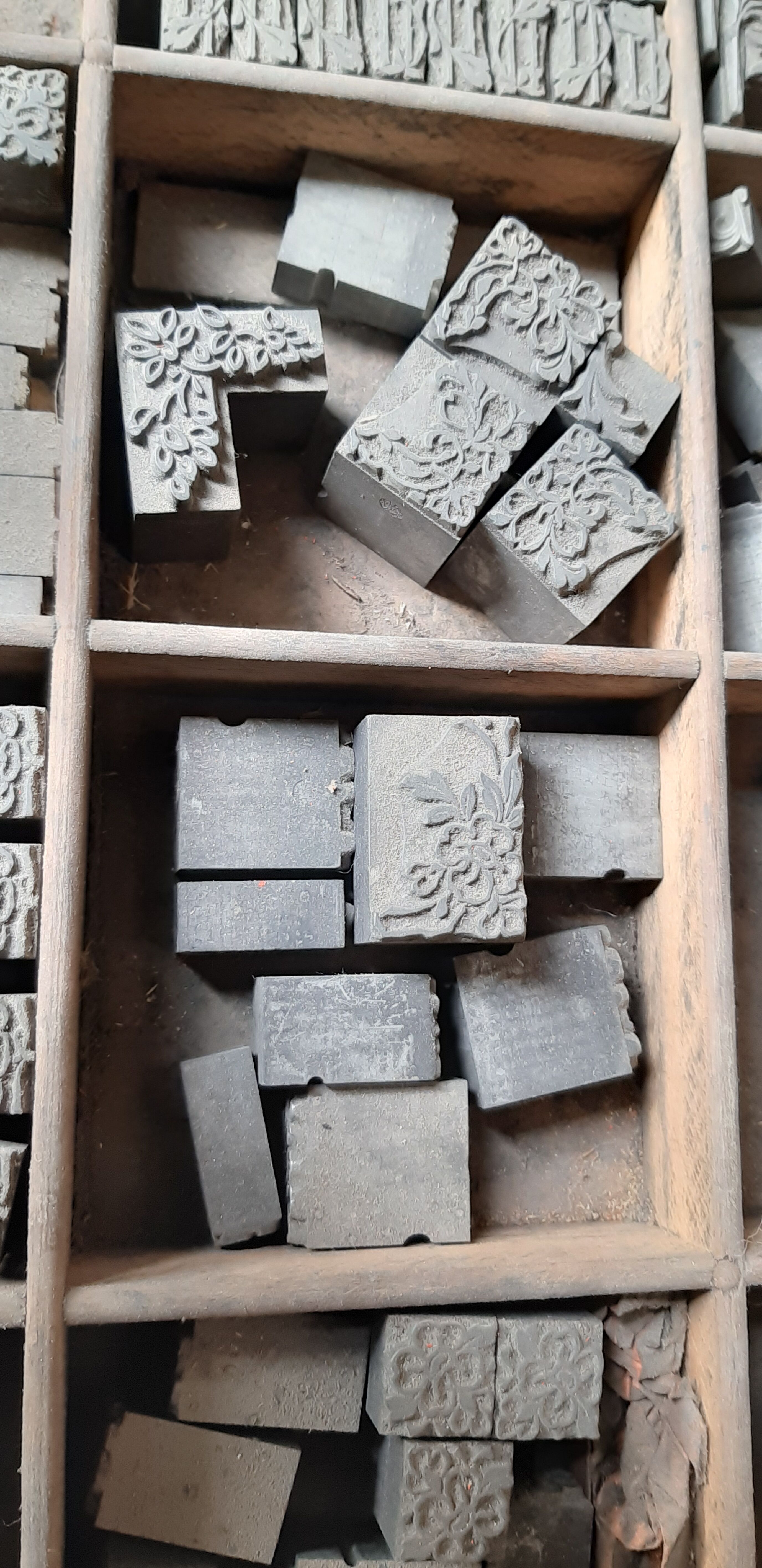 Printing cabinet 16 drawers with these lead letters