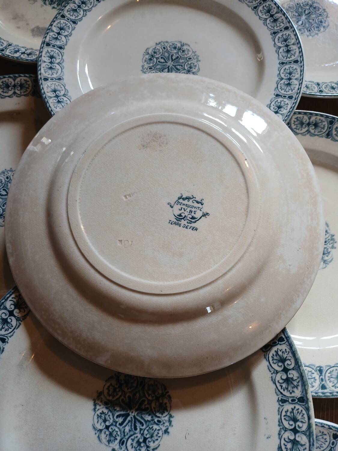 10 old flat plates Terre de fer