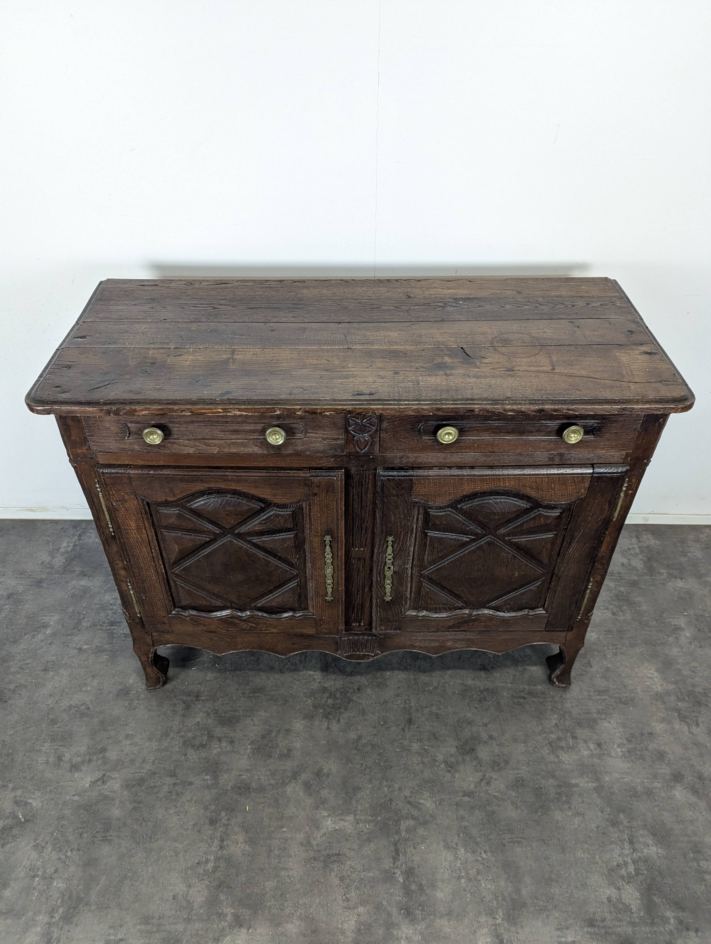 Buffet bas Louis XIII en chêne à pointes de diamant deux portes