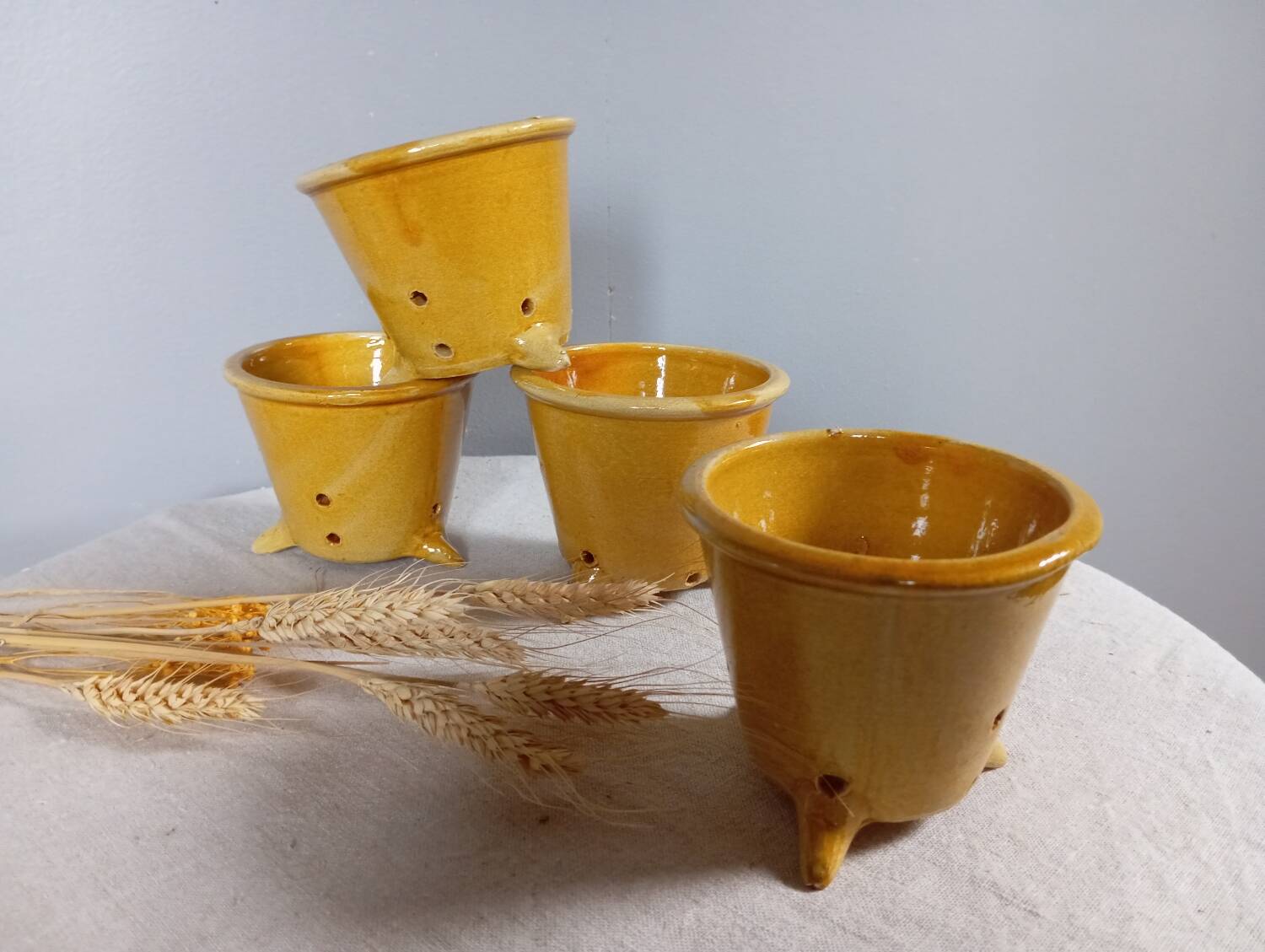 4 moules / égouttoirs tripodes à faisselle terre cuite vernissé, 1950 ...