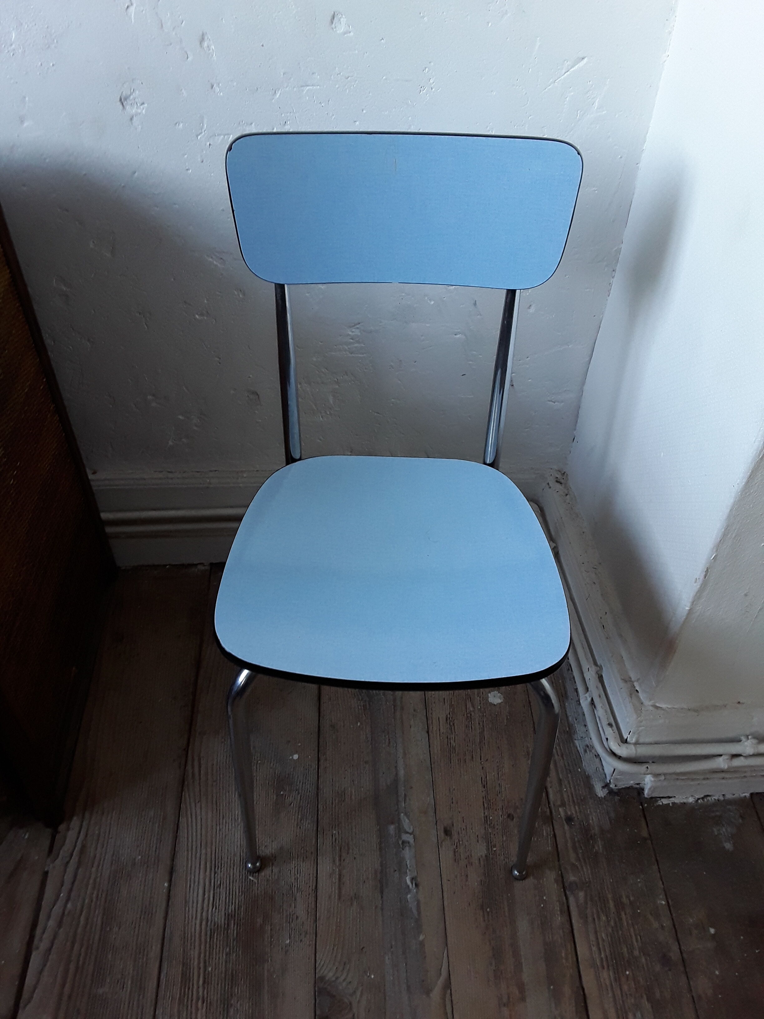 Chaise formica avec pieds à embouts chromés