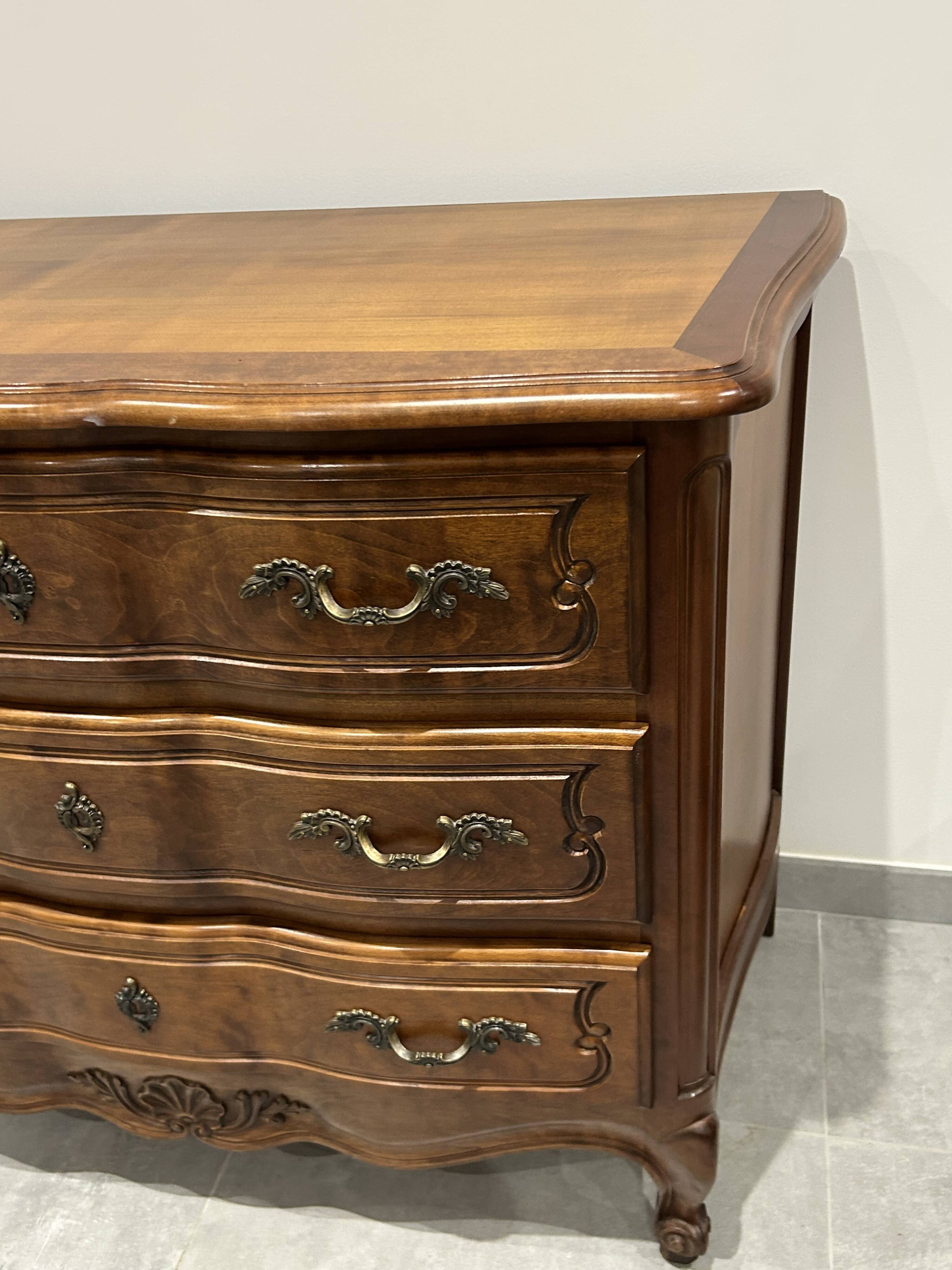 Commode de style Louis XV en bois naturel