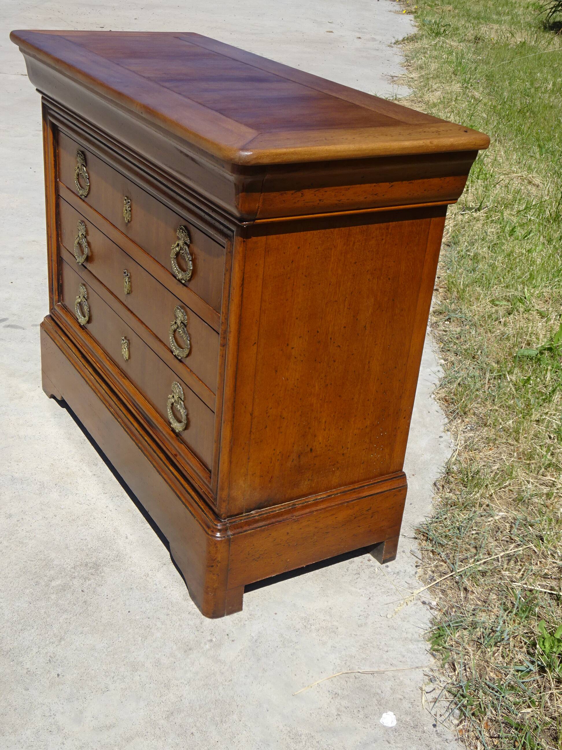 Commode 4 tiroirs, jolies poignées dorées