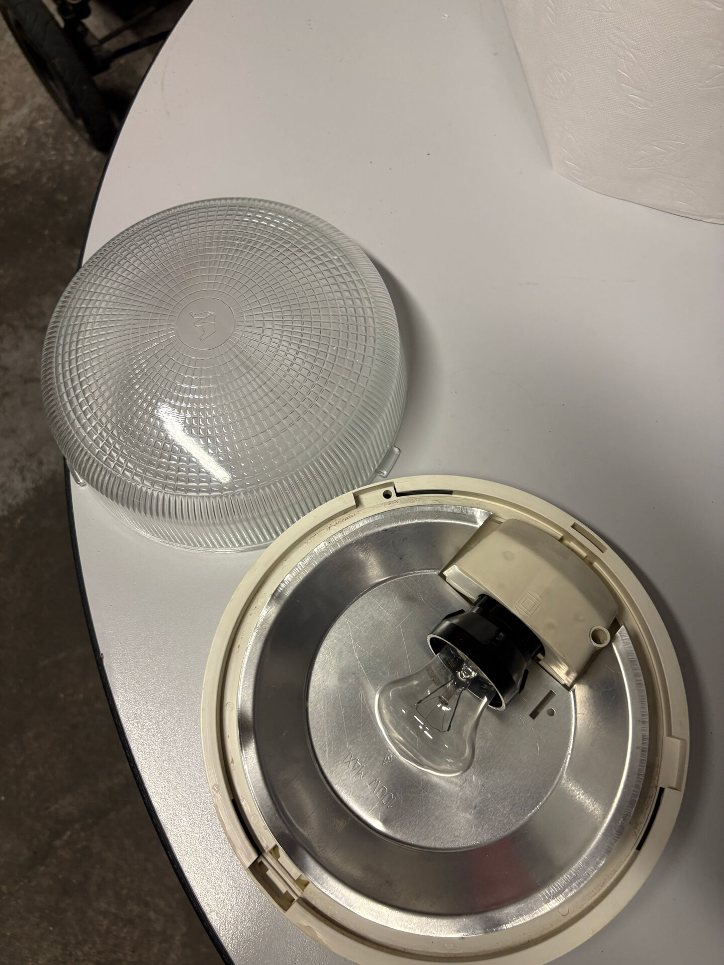 Suspension / Vintage ceiling light in prismatic glass and white base –
