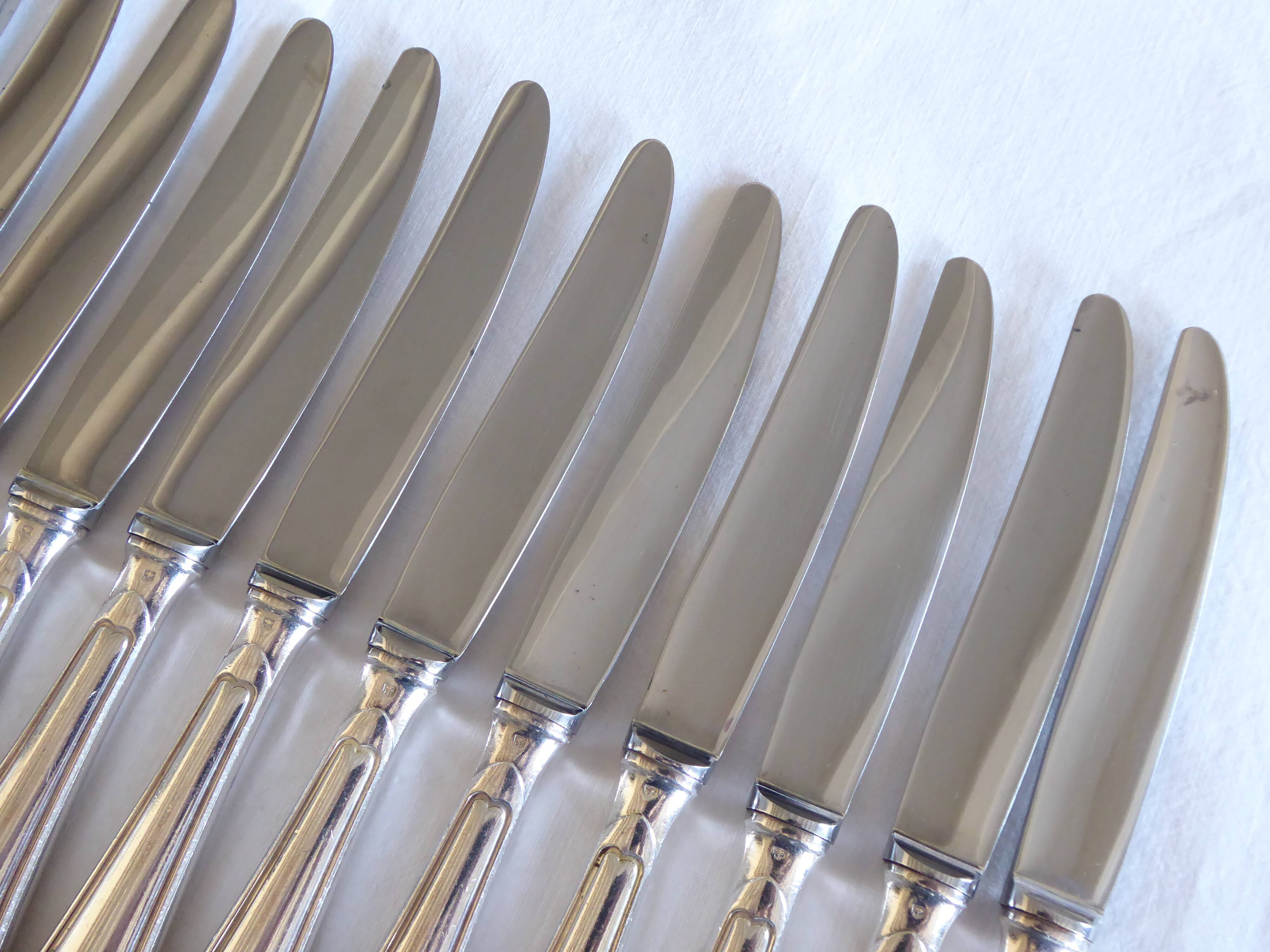 12 couteaux de table métal argenté