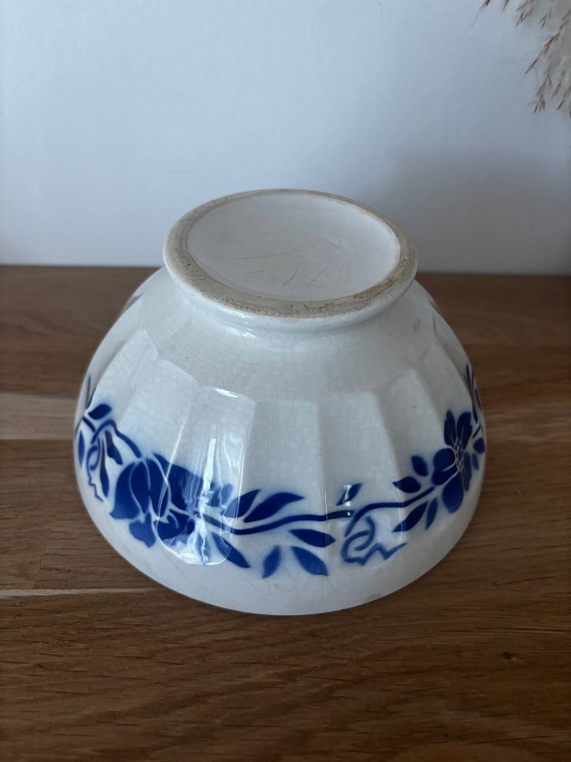Bol ancien en faïence à décor de fleurs bleues