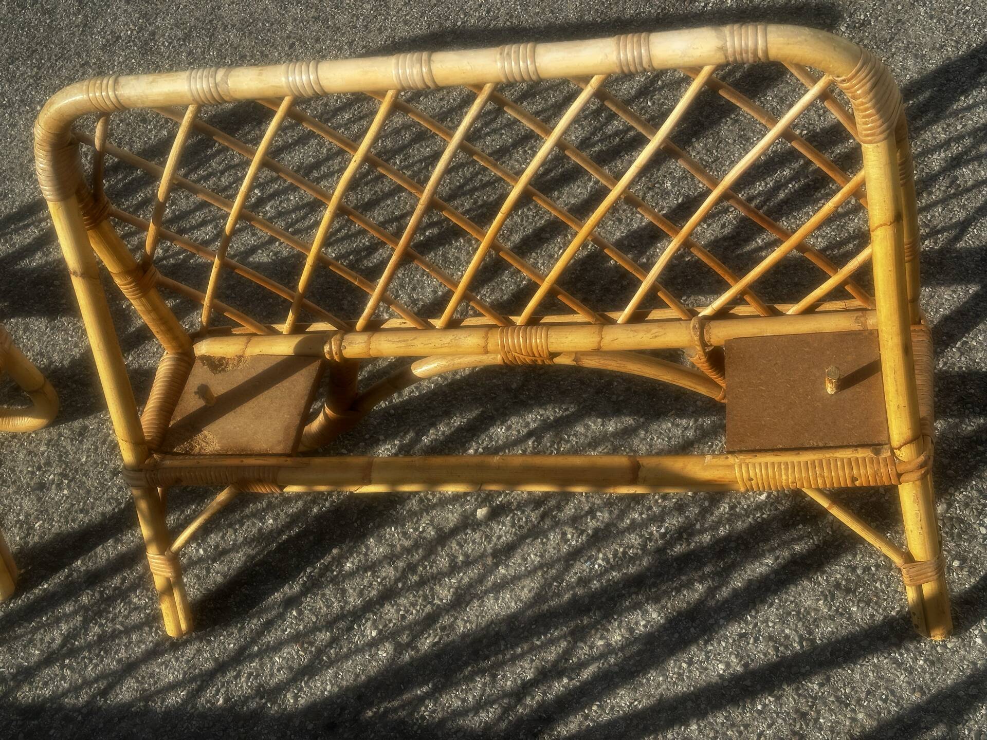 Pair of vintage single beds in rattan, 1970s.