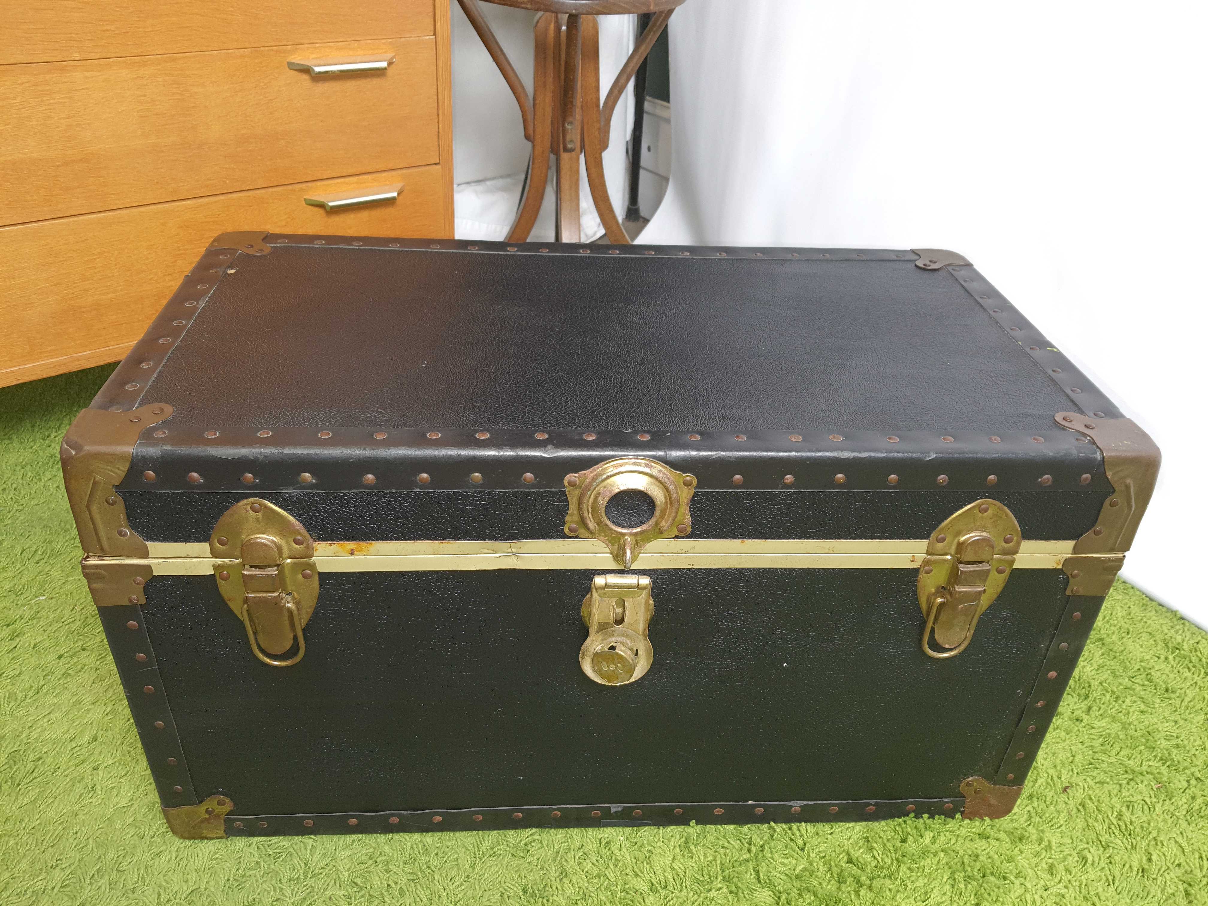 Old black black gold ironing
